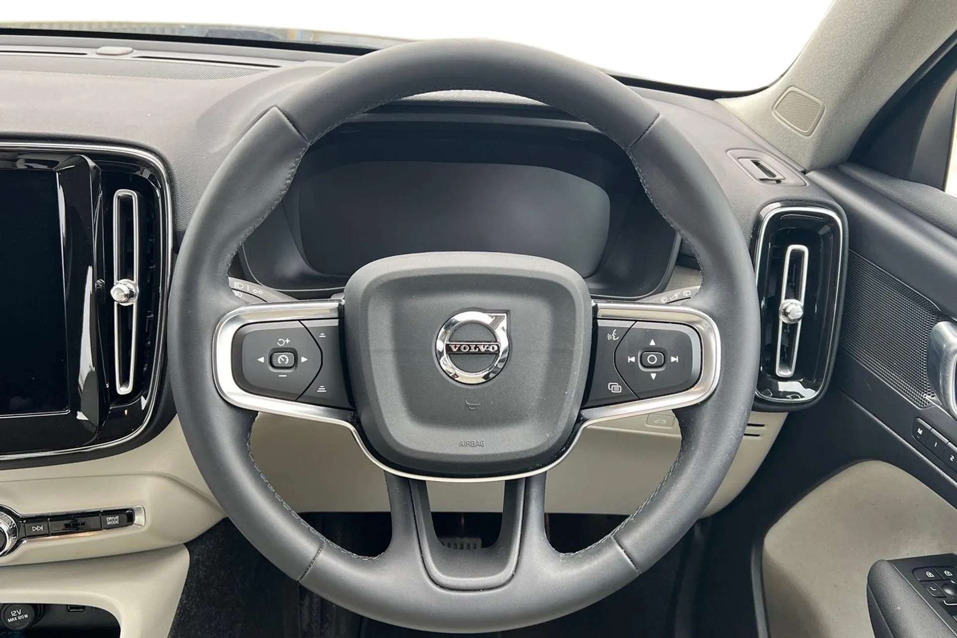 2022 VOLVO XC40 2022 VOLVO XC40