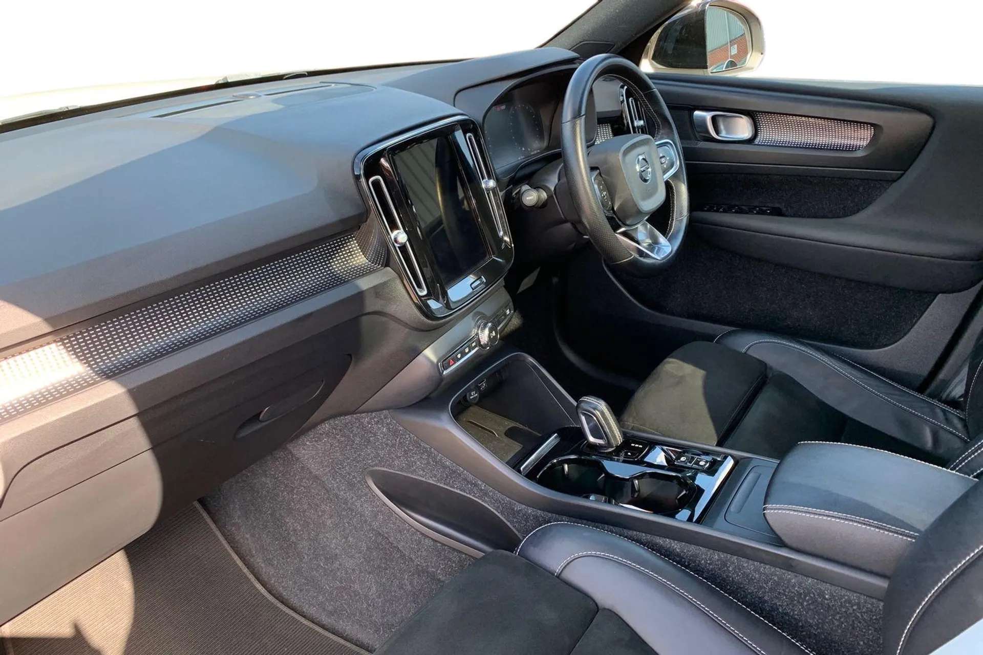 A 2021 VOLVO XC40 2.0 B4P R DESIGN 5dr Auto [19" Diamond Cut Alloys Wheels, Power Glass Tilt and Slide Panoramic Sunroof, Intellisafe Surround, Park Assist, Charcoal Le A 2021 VOLVO XC40 2.0 B4P R DESIGN 5dr Auto [19" Diamond Cut Alloys Wheels, Power Glass Tilt and Slide Panoramic Sunroof, Intellisafe Surround, Park Assist, Charcoal Le