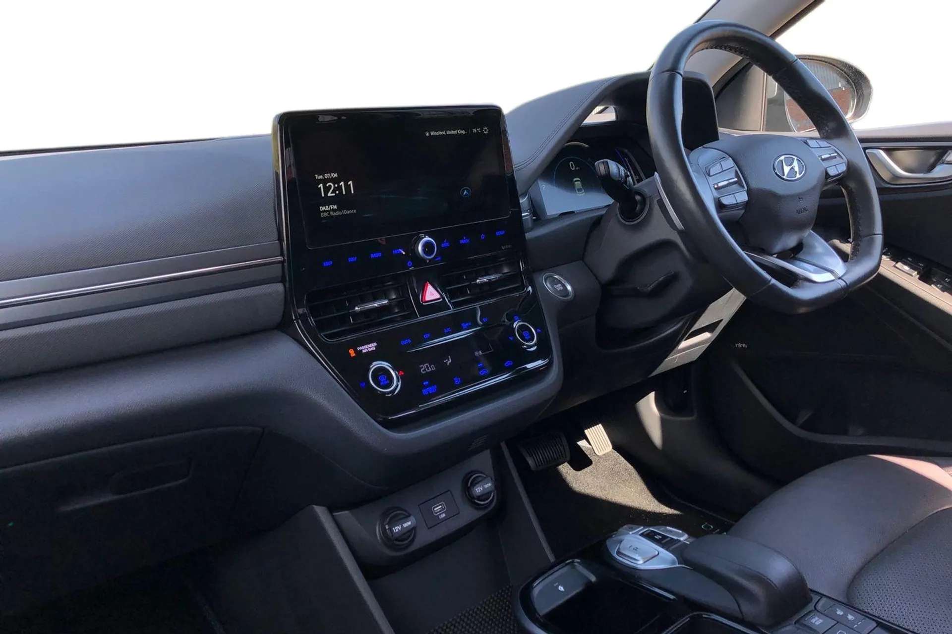 A 2022 HYUNDAI IONIQ 100kW Premium SE 38kWh 5dr Auto [Blind spot detection system, LED headlights, Parking system with rear camera and guidance system A 2022 HYUNDAI IONIQ 100kW Premium SE 38kWh 5dr Auto [Blind spot detection system, LED headlights, Parking system with rear camera and guidance system