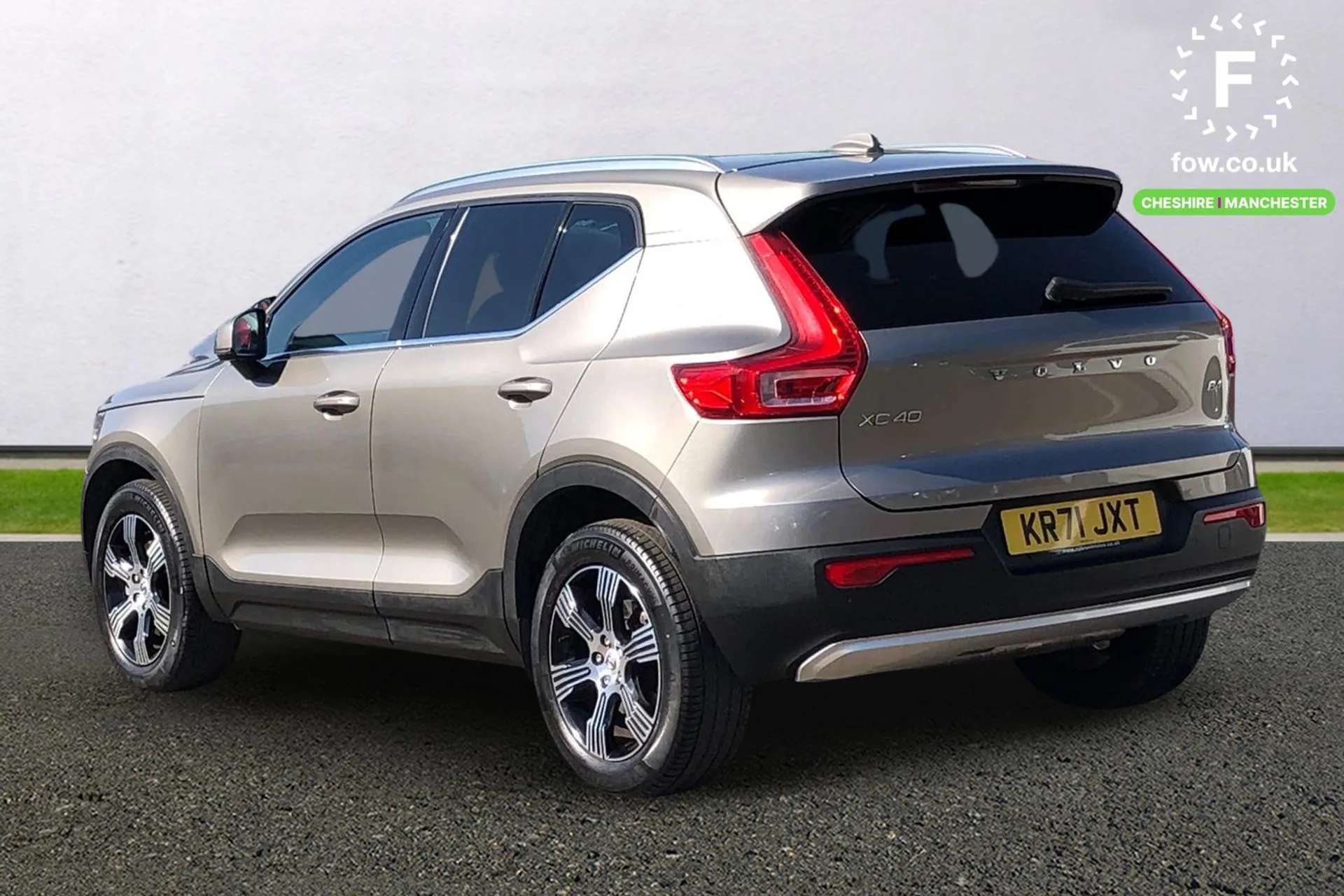 A 2022 VOLVO XC40 2.0 B4P Inscription 5dr Auto [High gloss black sensus surround deco,Lane keep assist with driver alert control,Rain sensor with automatic windscreen w A 2022 VOLVO XC40 2.0 B4P Inscription 5dr Auto [High gloss black sensus surround deco,Lane keep assist with driver alert control,Rain sensor with automatic windscreen w