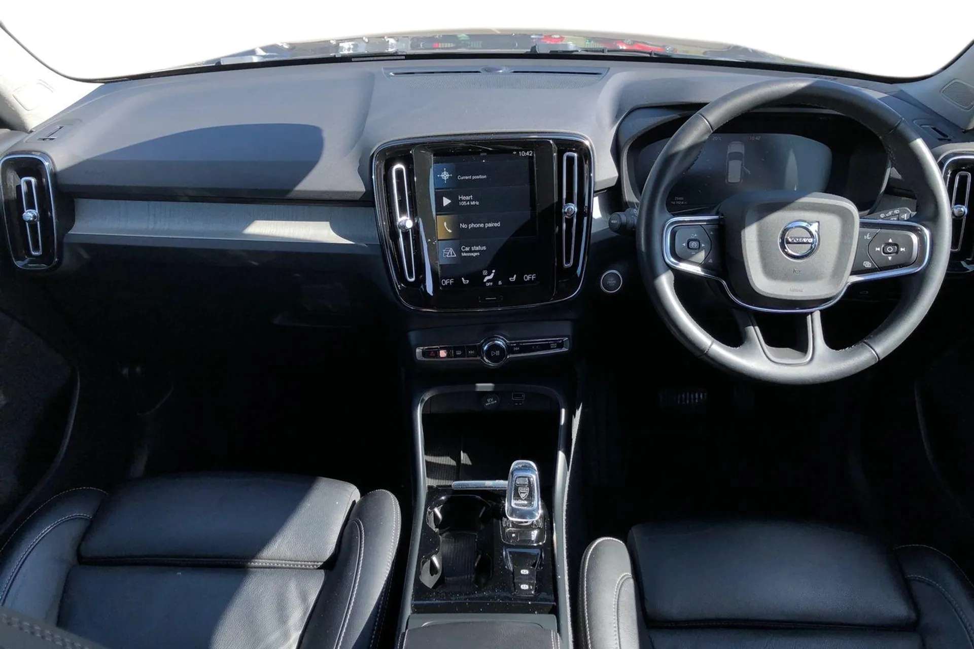 A 2022 VOLVO XC40 2.0 B4P Inscription 5dr Auto [High gloss black sensus surround deco,Lane keep assist with driver alert control,Rain sensor with automatic windscreen w A 2022 VOLVO XC40 2.0 B4P Inscription 5dr Auto [High gloss black sensus surround deco,Lane keep assist with driver alert control,Rain sensor with automatic windscreen w
