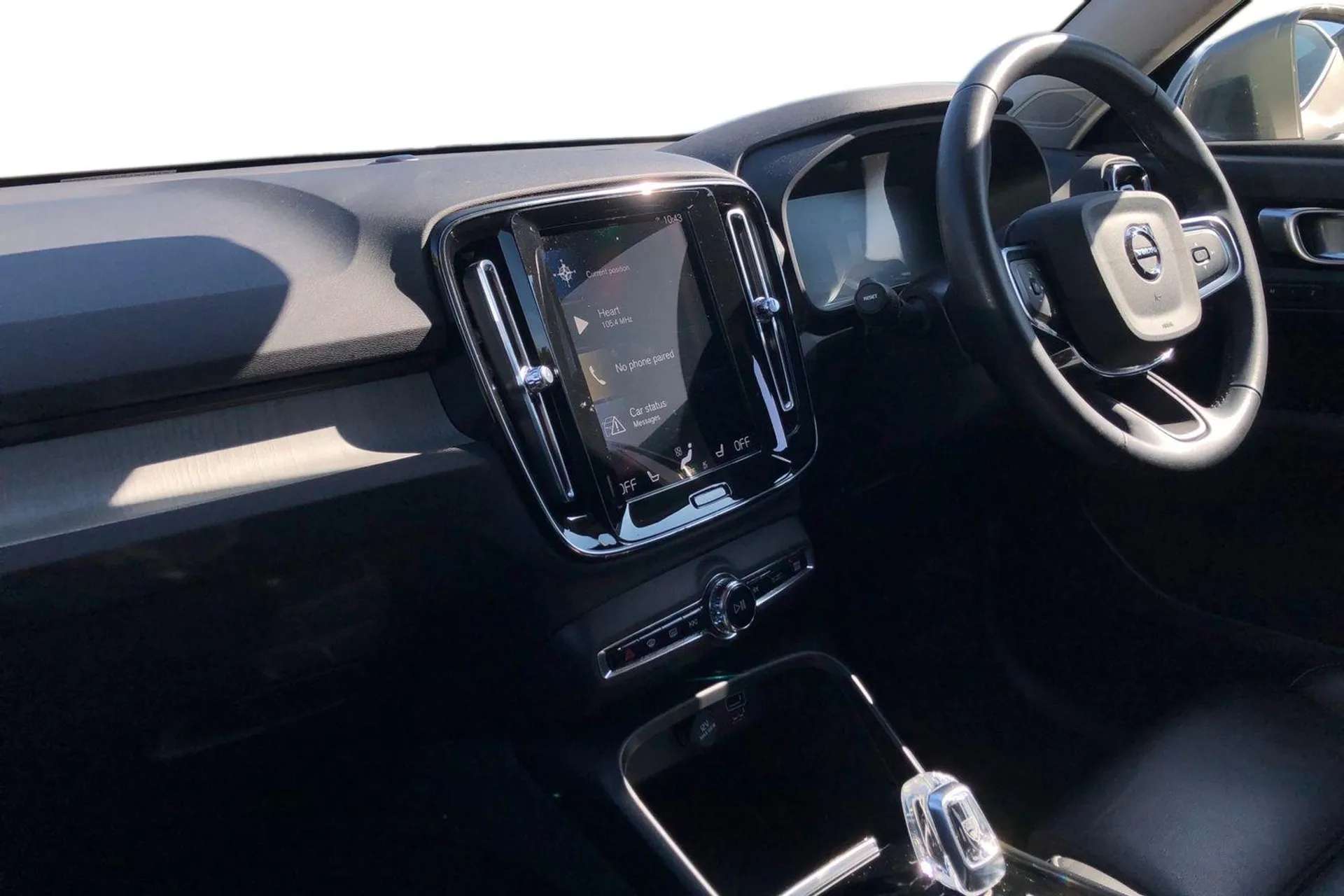 A 2022 VOLVO XC40 2.0 B4P Inscription 5dr Auto [High gloss black sensus surround deco,Lane keep assist with driver alert control,Rain sensor with automatic windscreen w A 2022 VOLVO XC40 2.0 B4P Inscription 5dr Auto [High gloss black sensus surround deco,Lane keep assist with driver alert control,Rain sensor with automatic windscreen w