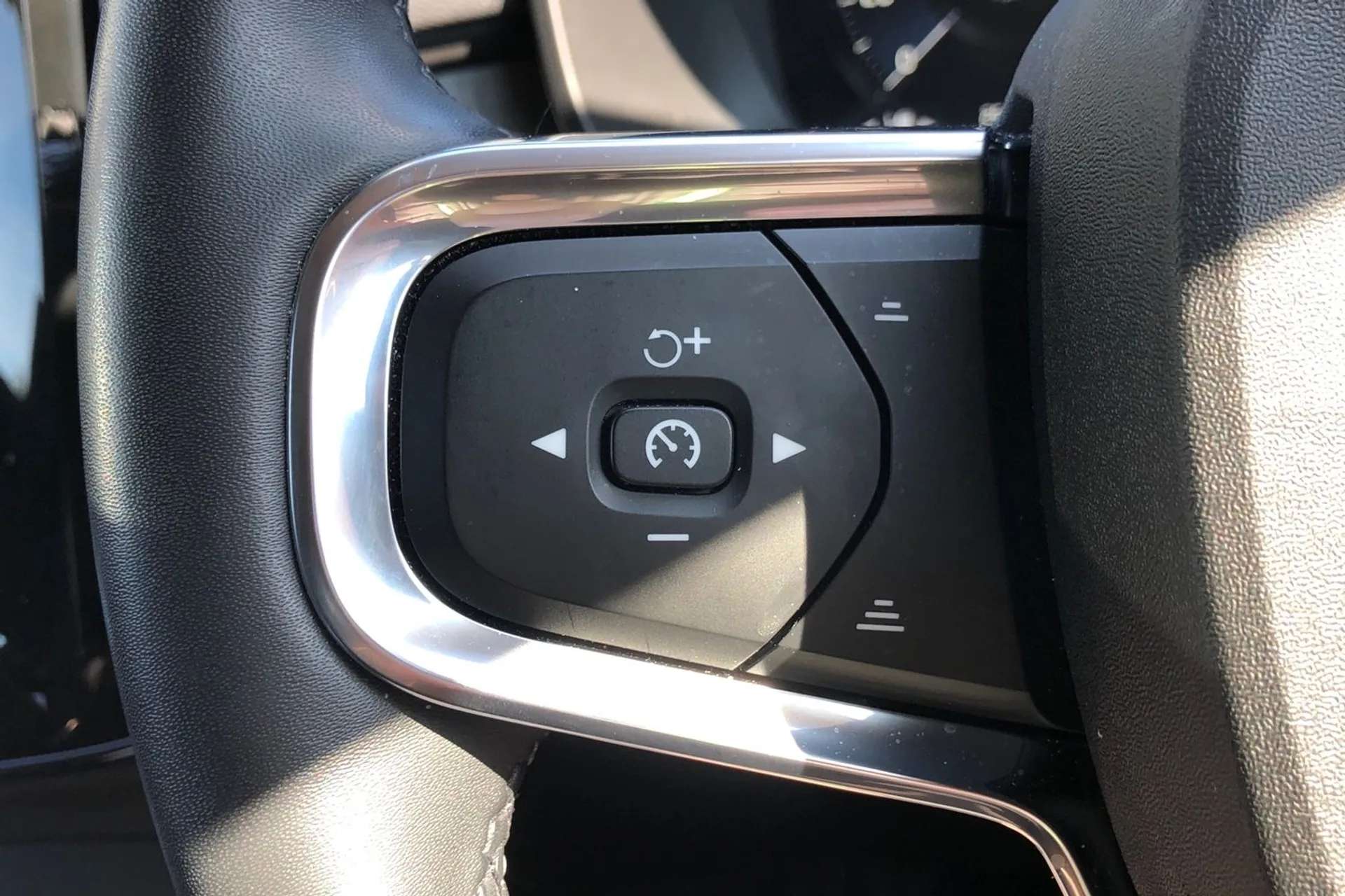 2022 VOLVO XC40 2022 VOLVO XC40