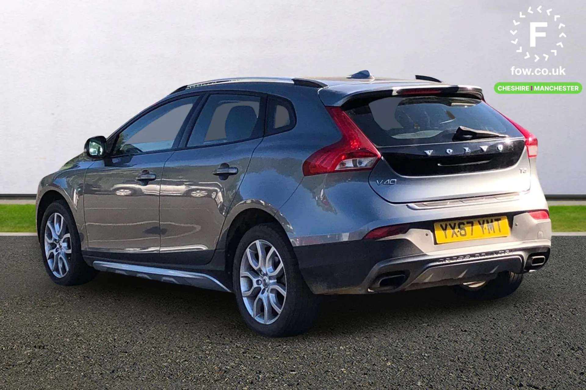 2017 VOLVO V40 2017 VOLVO V40