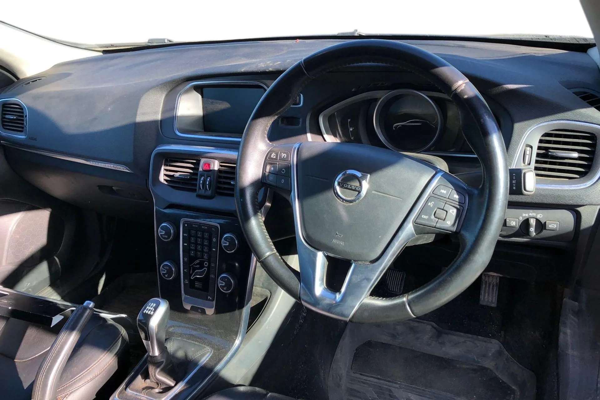 2017 VOLVO V40 2017 VOLVO V40