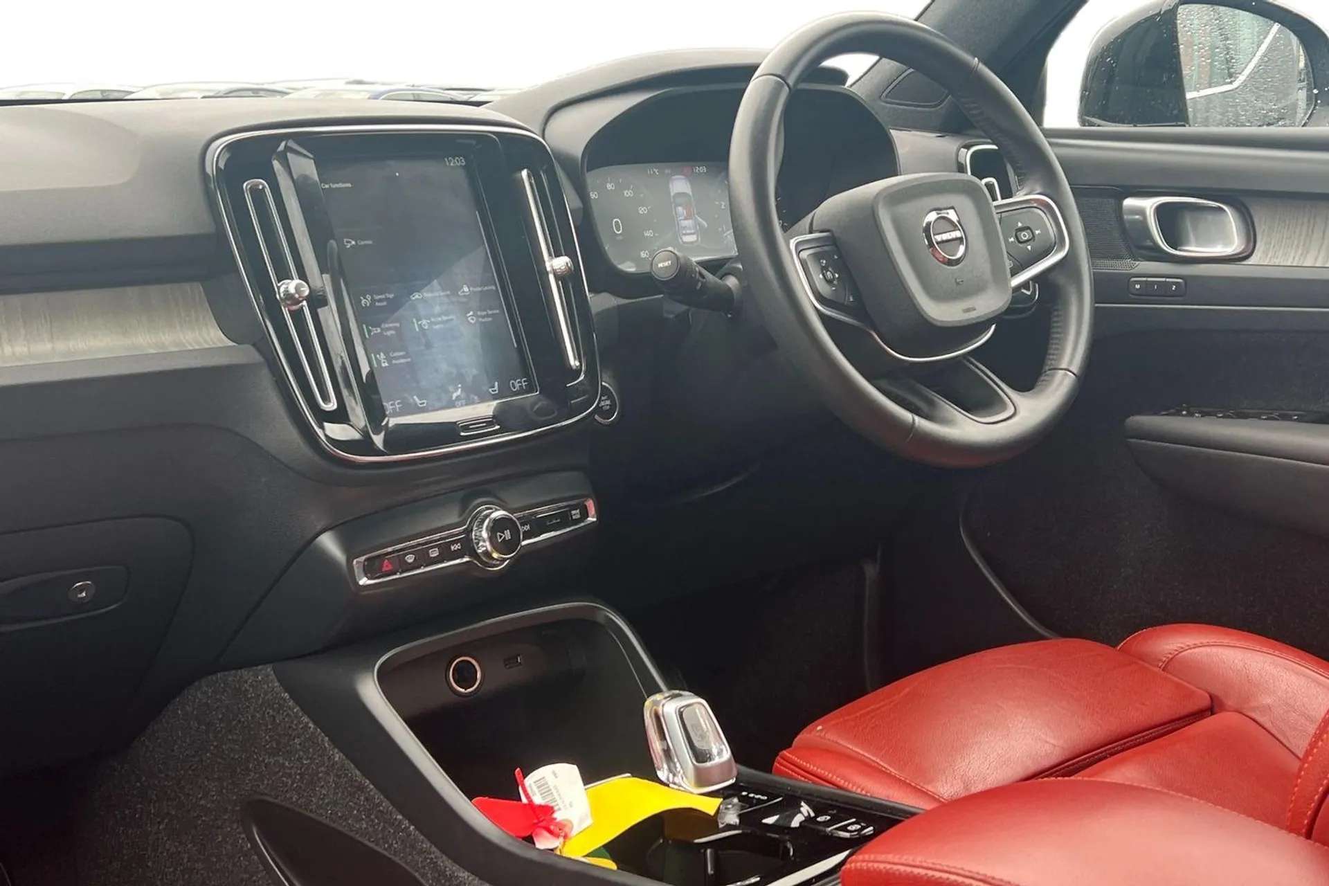 A 2020 VOLVO XC40 2.0 B4P Inscription Pro 5dr Auto [Active bending headlights, Sensus navigation with European mapping and traffic information, Electronic parking brake A 2020 VOLVO XC40 2.0 B4P Inscription Pro 5dr Auto [Active bending headlights, Sensus navigation with European mapping and traffic information, Electronic parking brake