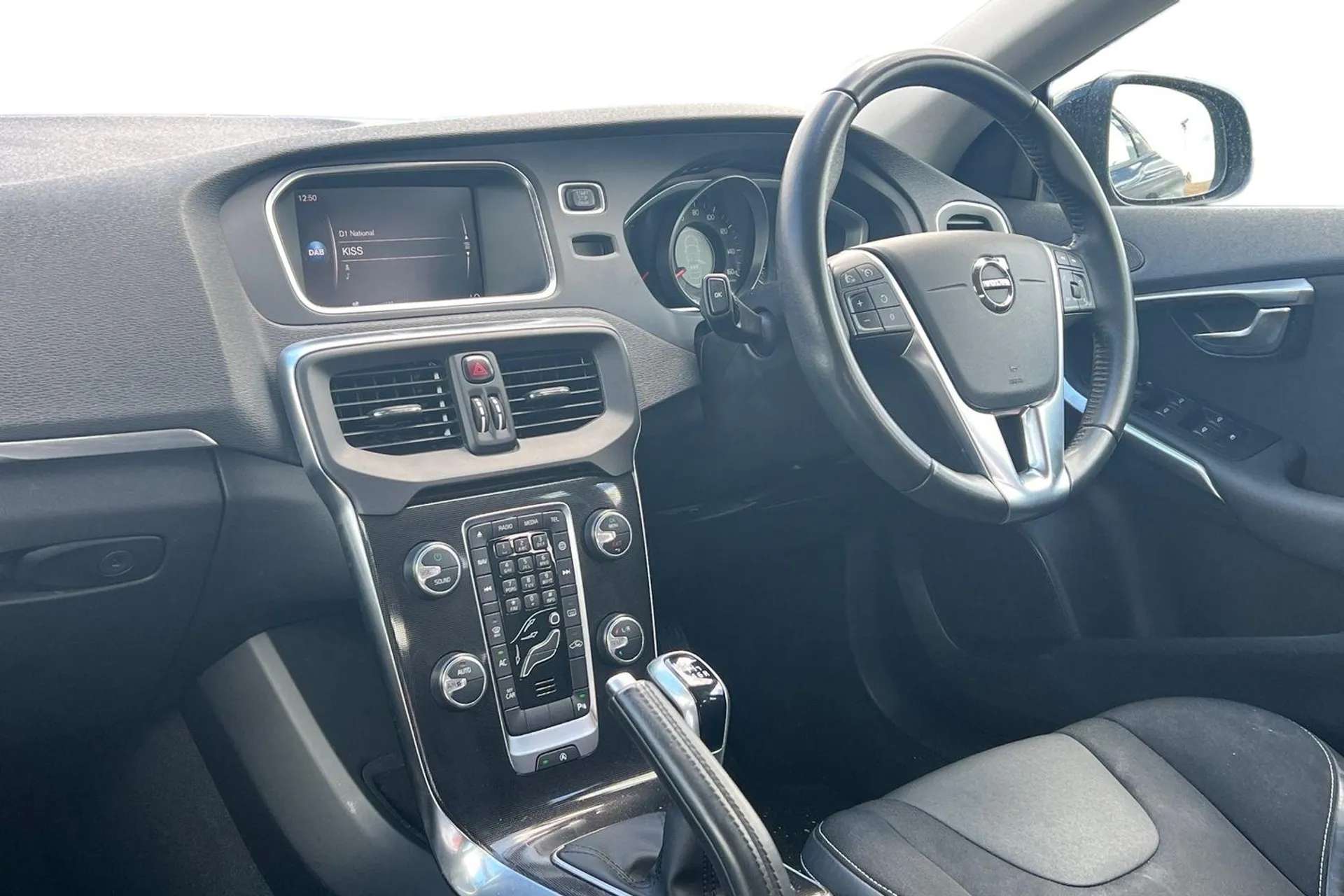 2019 VOLVO V40 2019 VOLVO V40