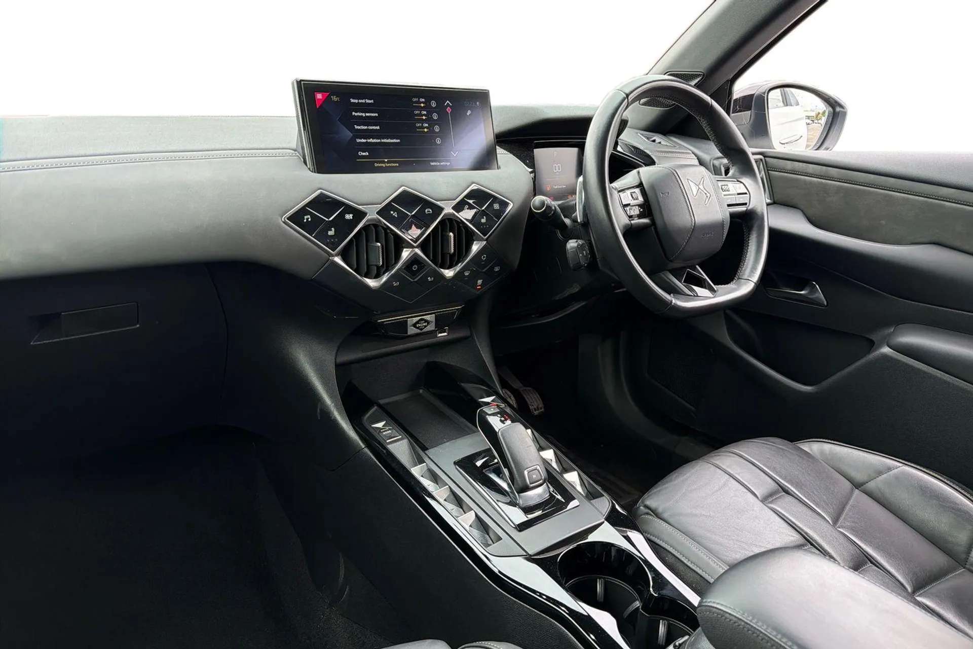 A 2019 DS DS3 1.2 PureTech 130 Ultra Prestige 5dr EAT8 [ COMFORT FRONT SEATS PACK ? Heated seats, Electric seats,Massage function , Reversing camera , PREMIUM SAFET A 2019 DS DS3 1.2 PureTech 130 Ultra Prestige 5dr EAT8 [ COMFORT FRONT SEATS PACK ? Heated seats, Electric seats,Massage function , Reversing camera , PREMIUM SAFET