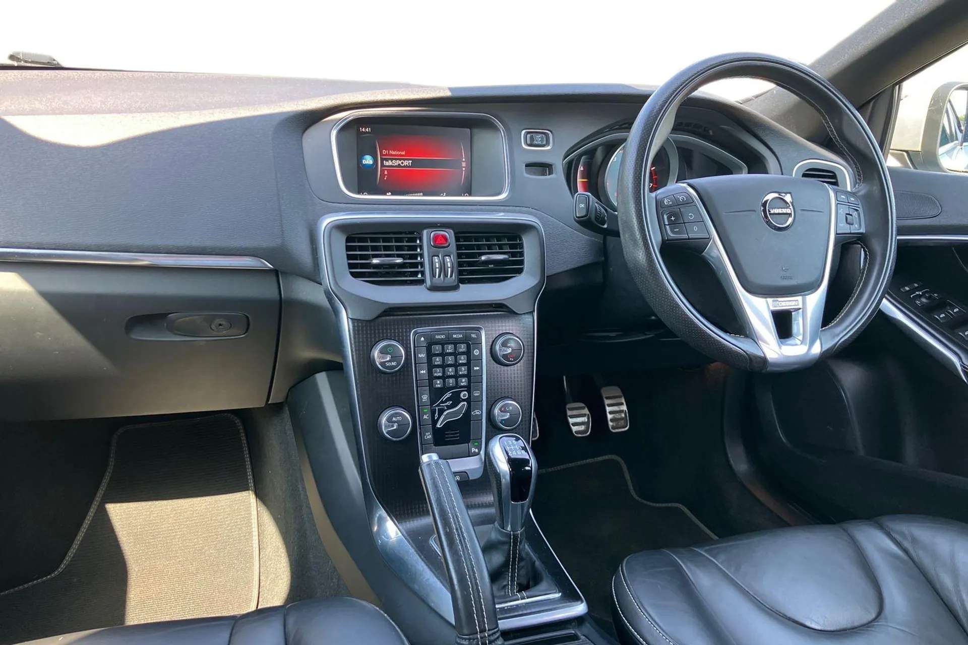 2017 VOLVO V40 2017 VOLVO V40