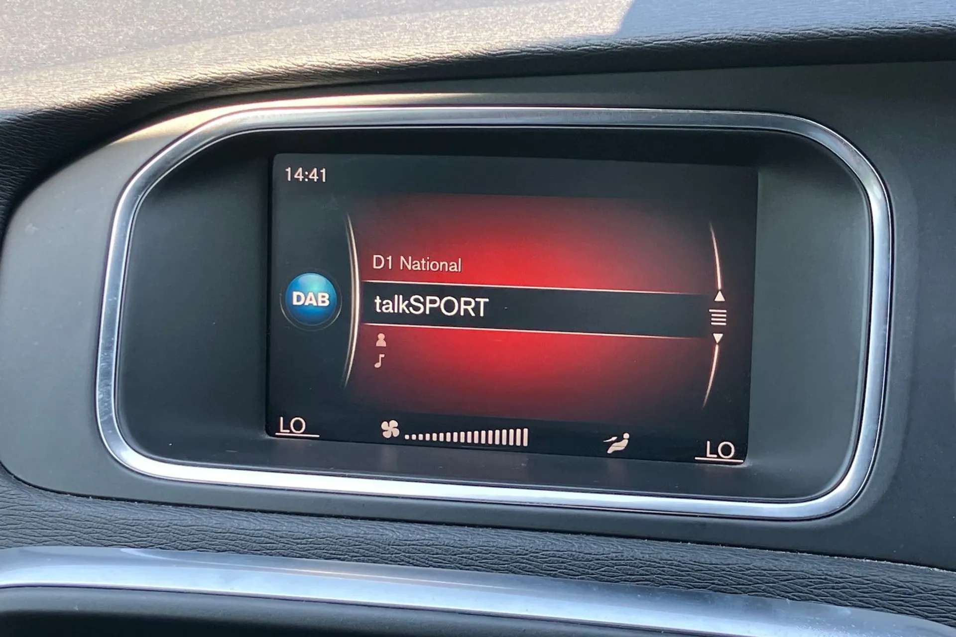 2017 VOLVO V40 2017 VOLVO V40