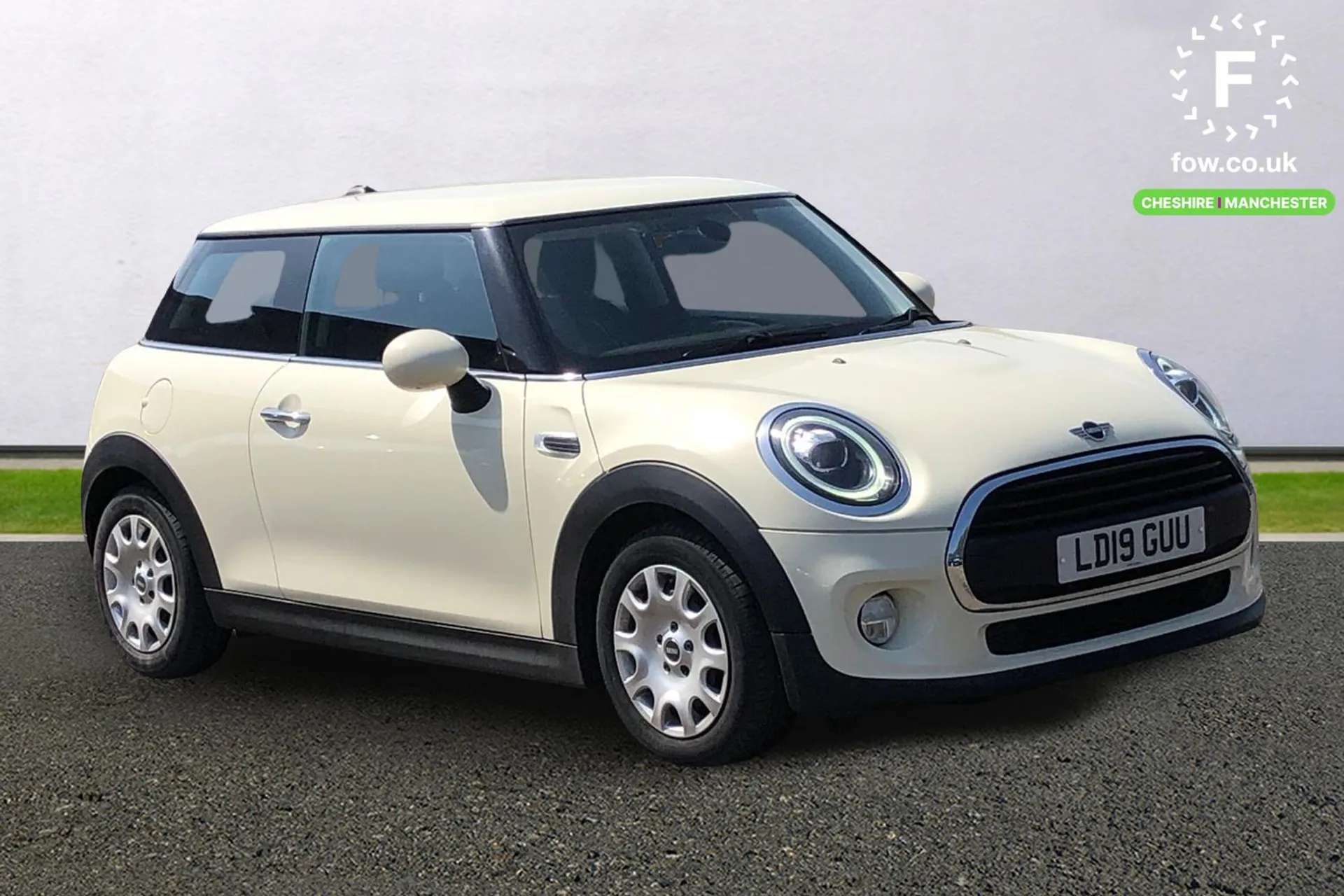 A 2019 MINI HATCH 1.5 One Classic II 3dr [Compatible mobile phone bluetooth with audio streaming, LED headlight with closed ring and daytime driving lights, Mini logo p A 2019 MINI HATCH 1.5 One Classic II 3dr [Compatible mobile phone bluetooth with audio streaming, LED headlight with closed ring and daytime driving lights, Mini logo p