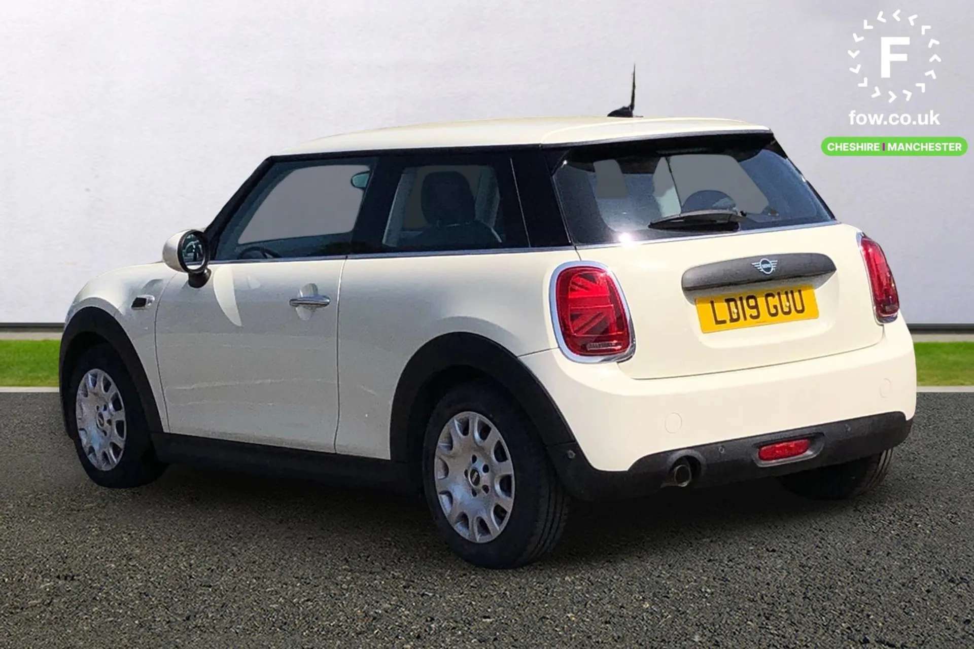 A 2019 MINI HATCH 1.5 One Classic II 3dr [Compatible mobile phone bluetooth with audio streaming, LED headlight with closed ring and daytime driving lights, Mini logo p A 2019 MINI HATCH 1.5 One Classic II 3dr [Compatible mobile phone bluetooth with audio streaming, LED headlight with closed ring and daytime driving lights, Mini logo p