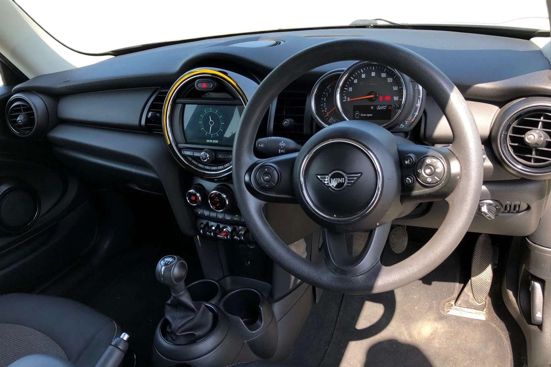 A 2019 MINI HATCH 1.5 One Classic II 3dr [Compatible mobile phone bluetooth with audio streaming, LED headlight with closed ring and daytime driving lights, Mini logo p A 2019 MINI HATCH 1.5 One Classic II 3dr [Compatible mobile phone bluetooth with audio streaming, LED headlight with closed ring and daytime driving lights, Mini logo p
