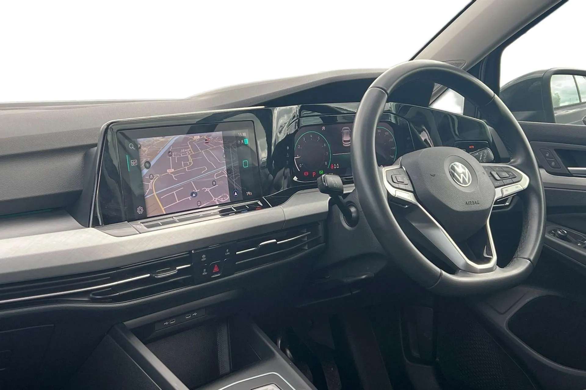 A 2023 VOLKSWAGEN GOLF 1.0 eTSI Life 5dr DSG [ Auto dimming rear view mirror , USB-C ports in the front and rear centre console with increased charging performance , Start/S A 2023 VOLKSWAGEN GOLF 1.0 eTSI Life 5dr DSG [ Auto dimming rear view mirror , USB-C ports in the front and rear centre console with increased charging performance , Start/S