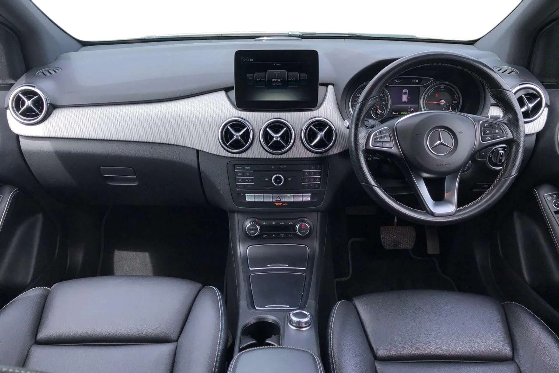 A 2017 MERCEDES-BENZ B CLASS 132kW B250e Electric Art Premium 28kWh 5dr Auto [Park assist pilot with front and rear park assist, Electric heated + adjustable door mirrors, Dual zo A 2017 MERCEDES-BENZ B CLASS 132kW B250e Electric Art Premium 28kWh 5dr Auto [Park assist pilot with front and rear park assist, Electric heated + adjustable door mirrors, Dual zo