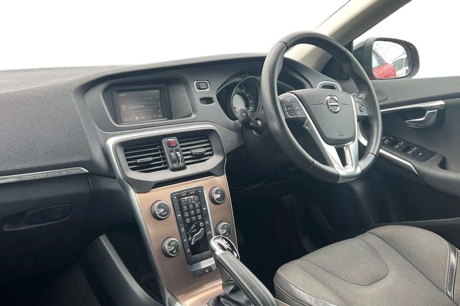 2017 VOLVO V40 2017 VOLVO V40