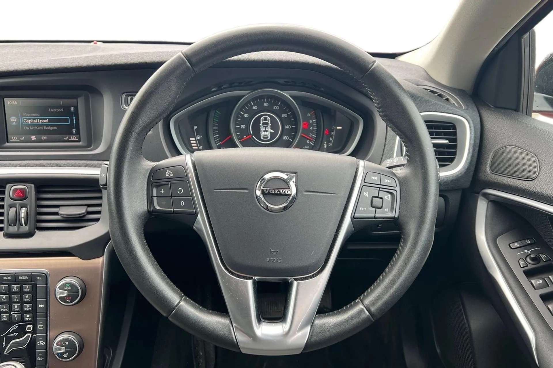 2017 VOLVO V40 2017 VOLVO V40