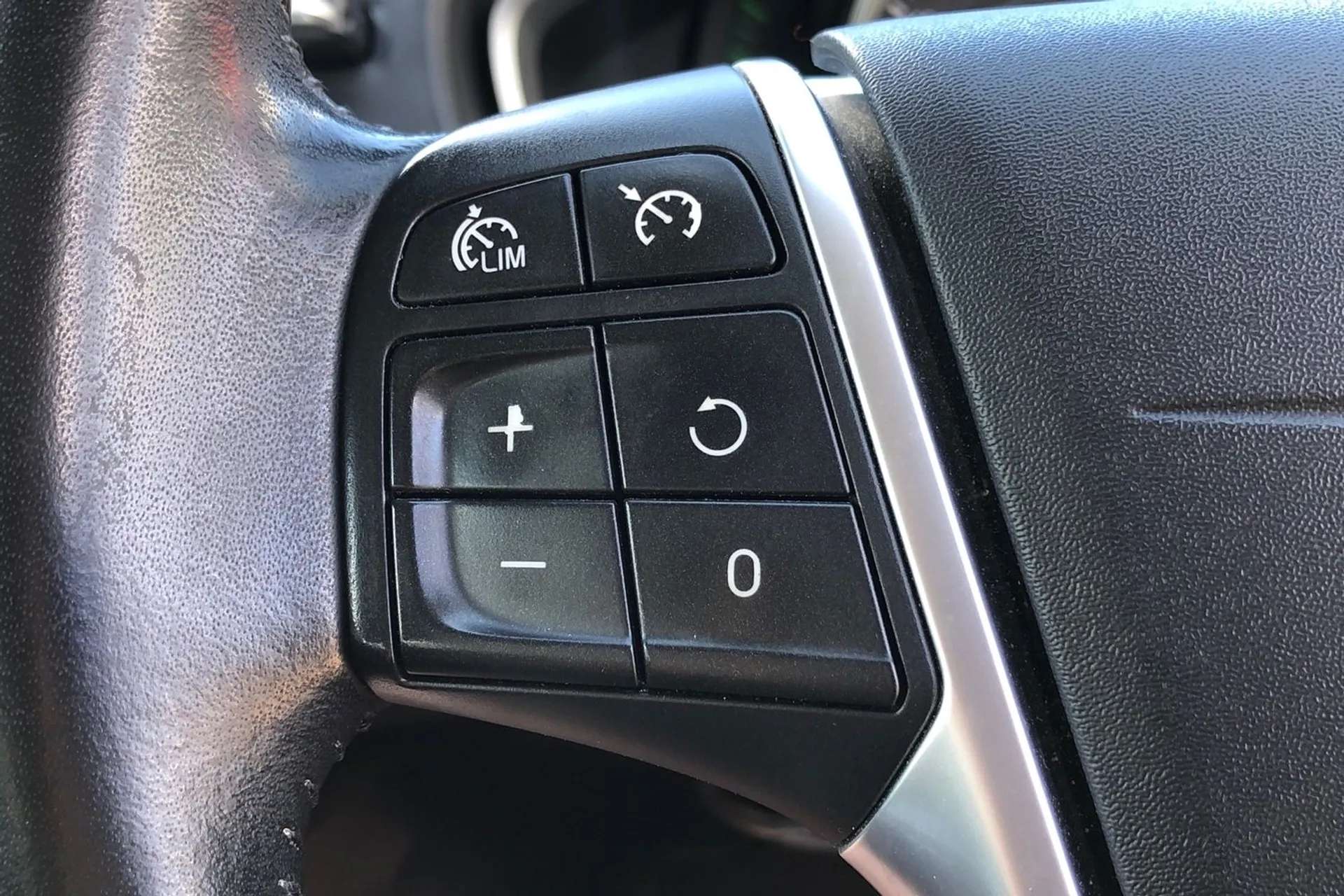 2018 VOLVO V40 2018 VOLVO V40