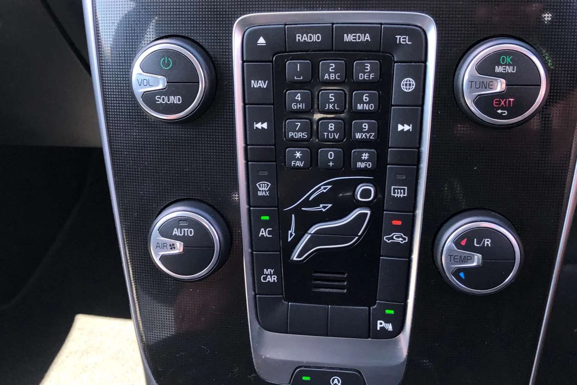 2018 VOLVO V40 2018 VOLVO V40
