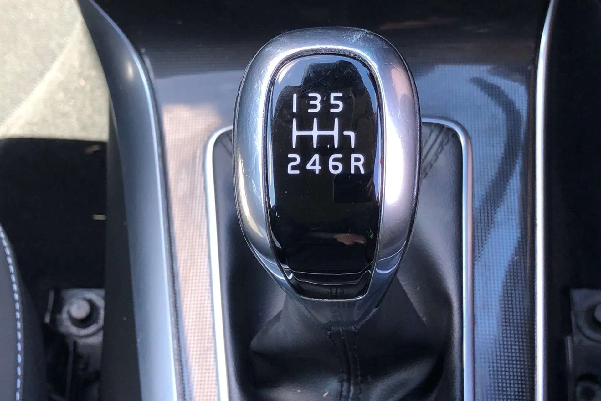 2018 VOLVO V40 2018 VOLVO V40