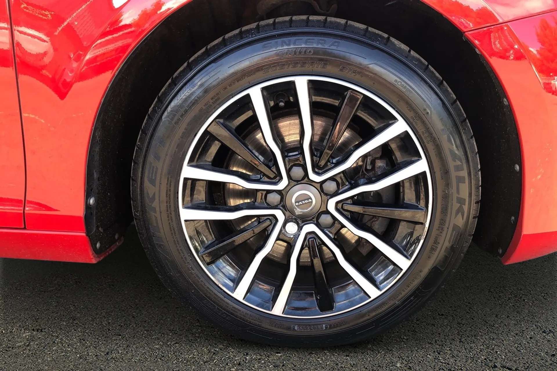 2018 VOLVO V40 2018 VOLVO V40