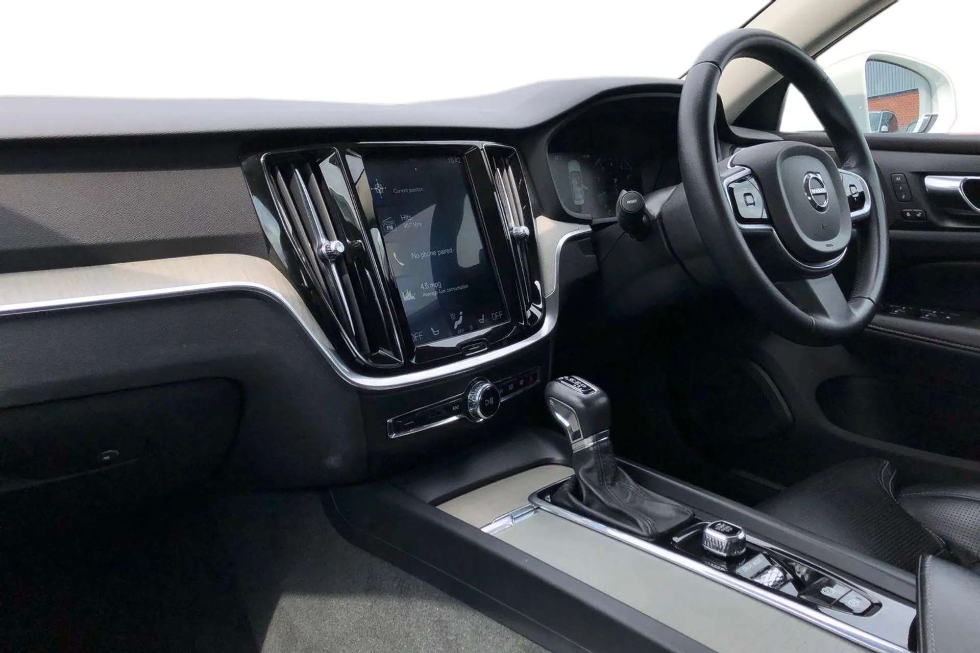 A 2020 VOLVO S60 2.0 T5 Inscription Plus 4dr Auto [Driver alert control with lane keeping aid, Adaptive brake lights with high level LED brake lights, 2 zone electroni A 2020 VOLVO S60 2.0 T5 Inscription Plus 4dr Auto [Driver alert control with lane keeping aid, Adaptive brake lights with high level LED brake lights, 2 zone electroni