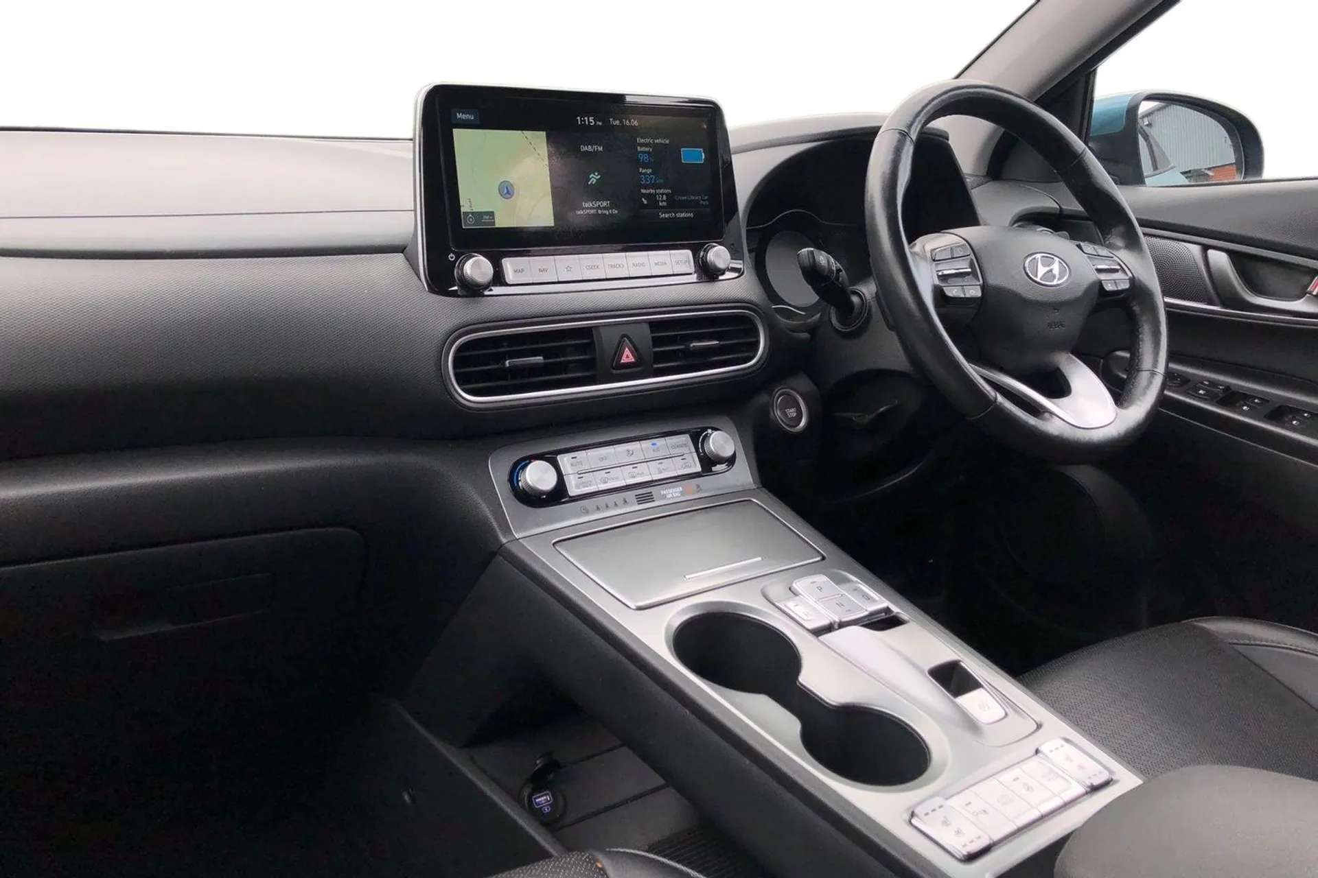 A 2020 HYUNDAI KONA 150kW Premium SE 64kWh 5dr Auto [ Parking system with rear camera and guidance system , Head-up display , 17" Alloy wheels , Heated seats and steering A 2020 HYUNDAI KONA 150kW Premium SE 64kWh 5dr Auto [ Parking system with rear camera and guidance system , Head-up display , 17" Alloy wheels , Heated seats and steering