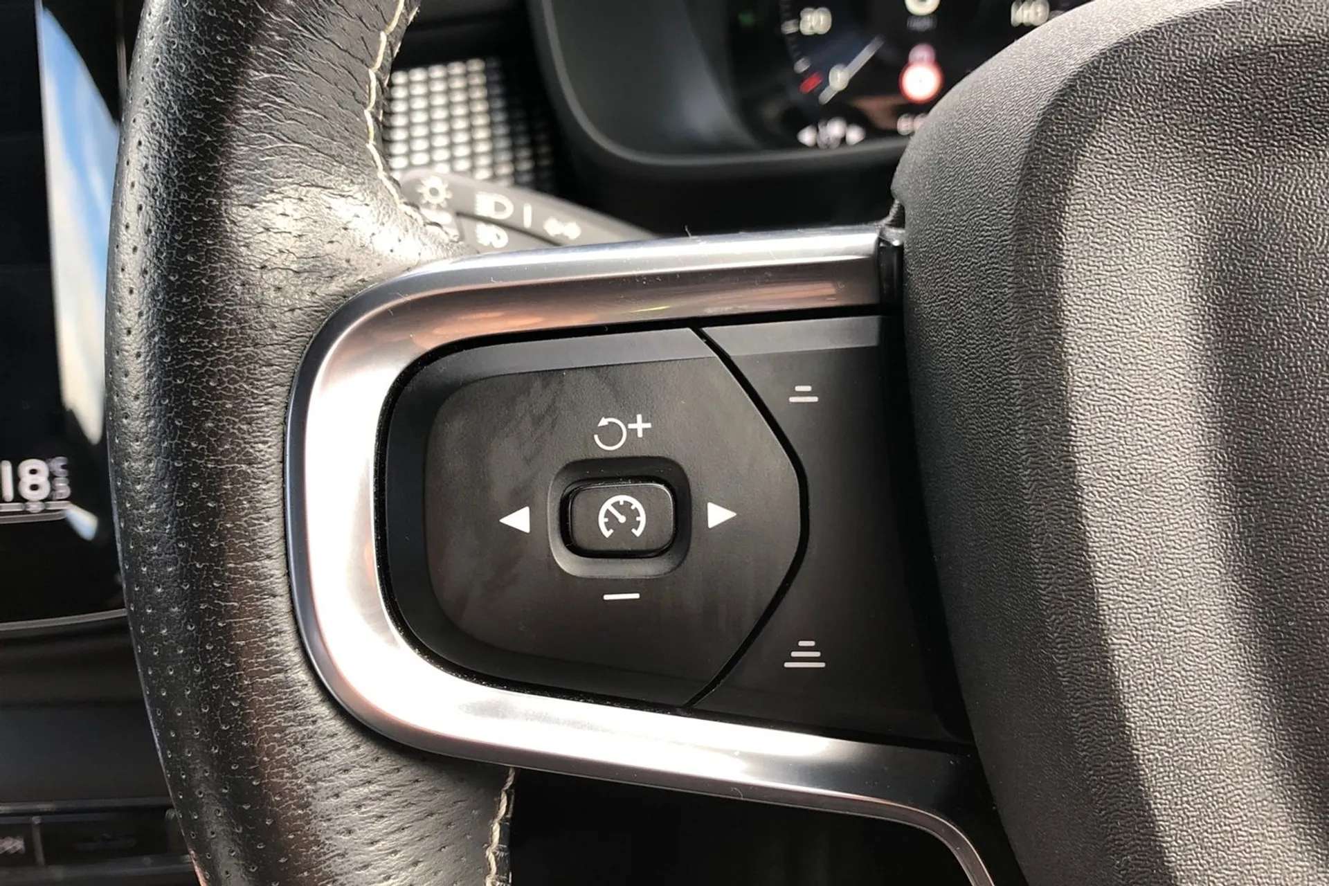 2020 VOLVO XC40 2020 VOLVO XC40