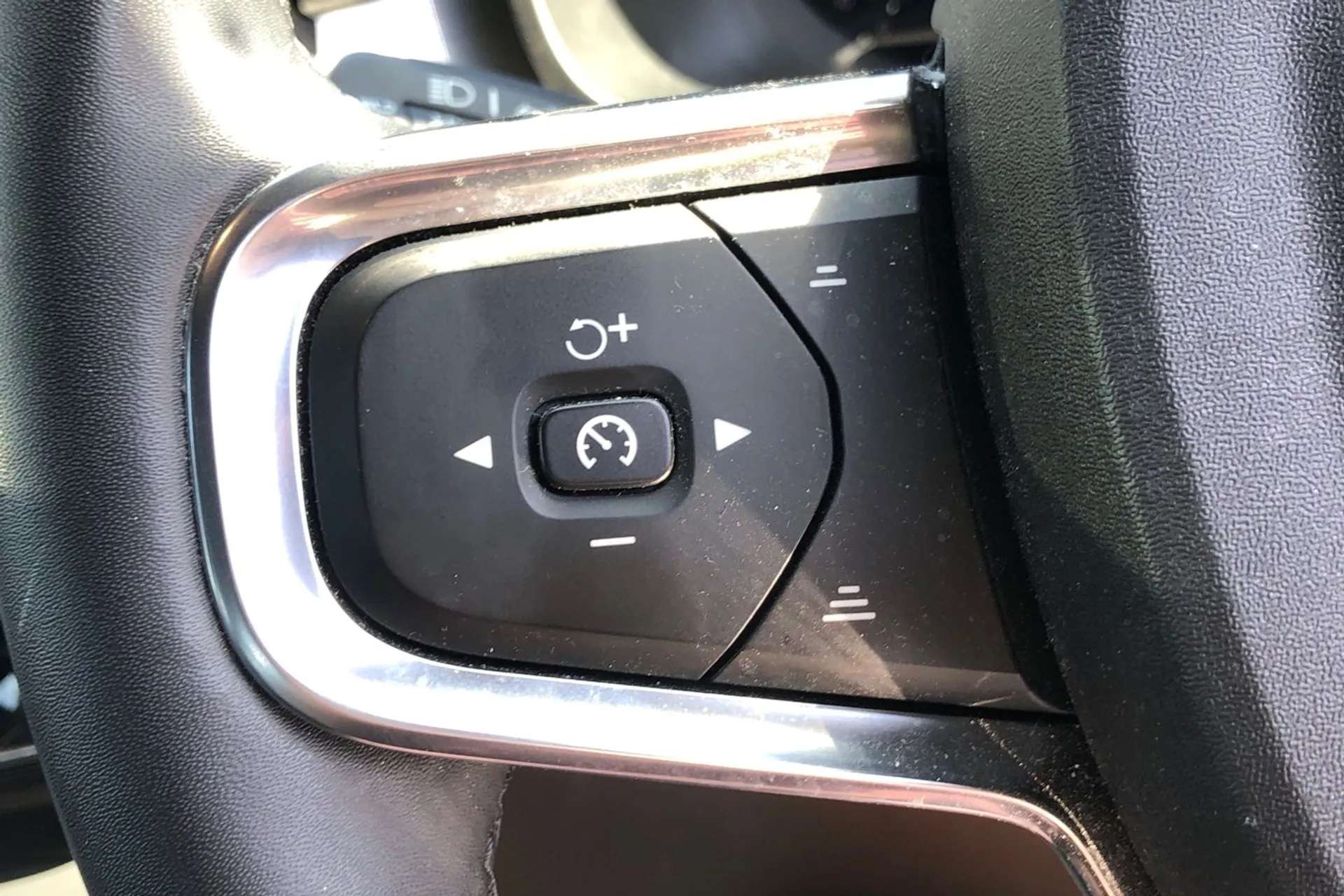 2023 VOLVO XC40 2023 VOLVO XC40