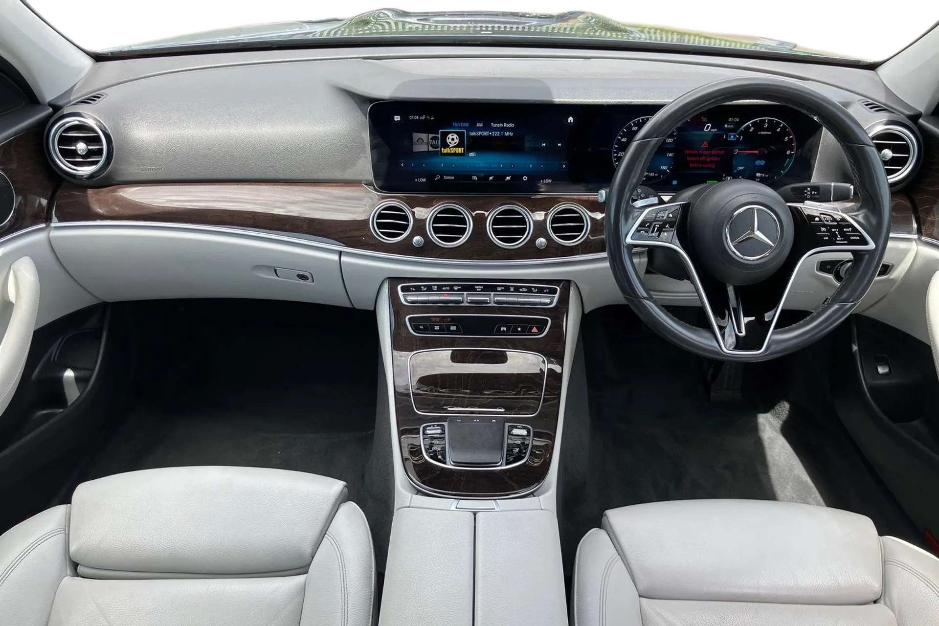 A 2022 MERCEDES-BENZ E CLASS E300de AMG Line 5dr 9G-Tronic [ Easy-pack tailgate - Powered opening/closing automatically , Wireless charging , Parking package with reversing camera A 2022 MERCEDES-BENZ E CLASS E300de AMG Line 5dr 9G-Tronic [ Easy-pack tailgate - Powered opening/closing automatically , Wireless charging , Parking package with reversing camera
