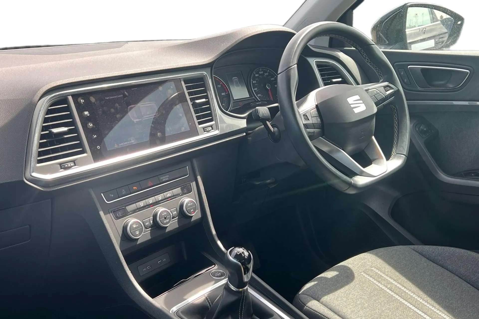 A 2022 SEAT ATECA 1.5 TSI EVO SE Technology 5dr [ Wireless phone charger , Self parking functionality (includes front and rear parking sensors) , Interior lighting pack A 2022 SEAT ATECA 1.5 TSI EVO SE Technology 5dr [ Wireless phone charger , Self parking functionality (includes front and rear parking sensors) , Interior lighting pack