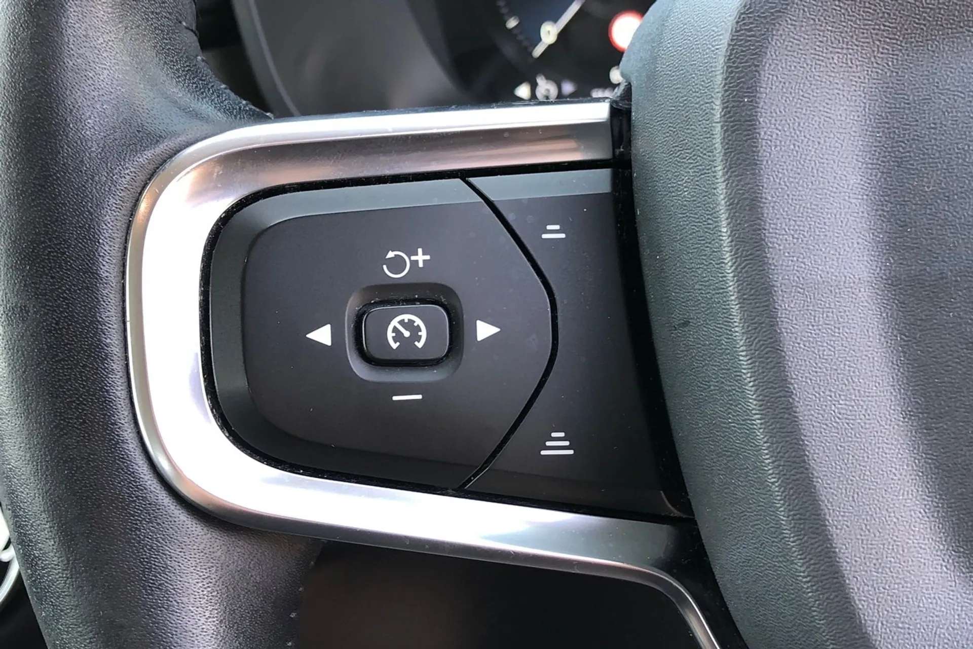 2020 VOLVO XC40 2020 VOLVO XC40