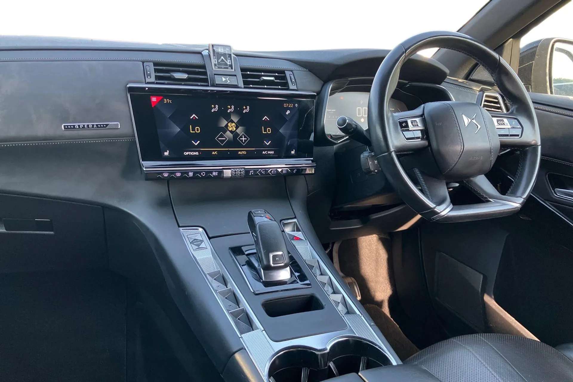 A 2019 DS DS7 CROSSBACK 1.6 PureTech Ultra Prestige 5dr EAT8 [Front & Rear parking sensors, Wireless charging for smartphone, 12.3" digital instrument cluster display, Massag A 2019 DS DS7 CROSSBACK 1.6 PureTech Ultra Prestige 5dr EAT8 [Front & Rear parking sensors, Wireless charging for smartphone, 12.3" digital instrument cluster display, Massag