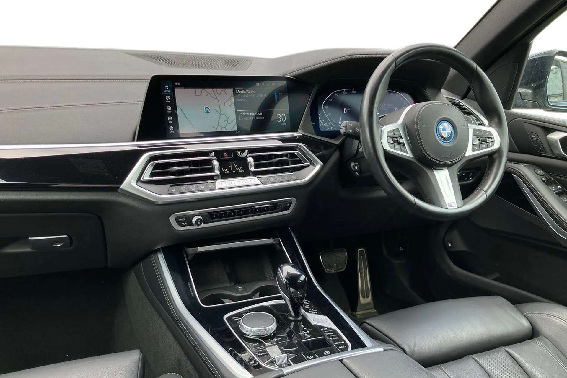 A 2022 BMW X5 xDrive45e M Sport 5dr Auto [ Sky Lounge panoramic glass sunroof , 21" M light alloy wheels Y-spoke style 741 M Bicolour with mixed tyres and runflat t A 2022 BMW X5 xDrive45e M Sport 5dr Auto [ Sky Lounge panoramic glass sunroof , 21" M light alloy wheels Y-spoke style 741 M Bicolour with mixed tyres and runflat t