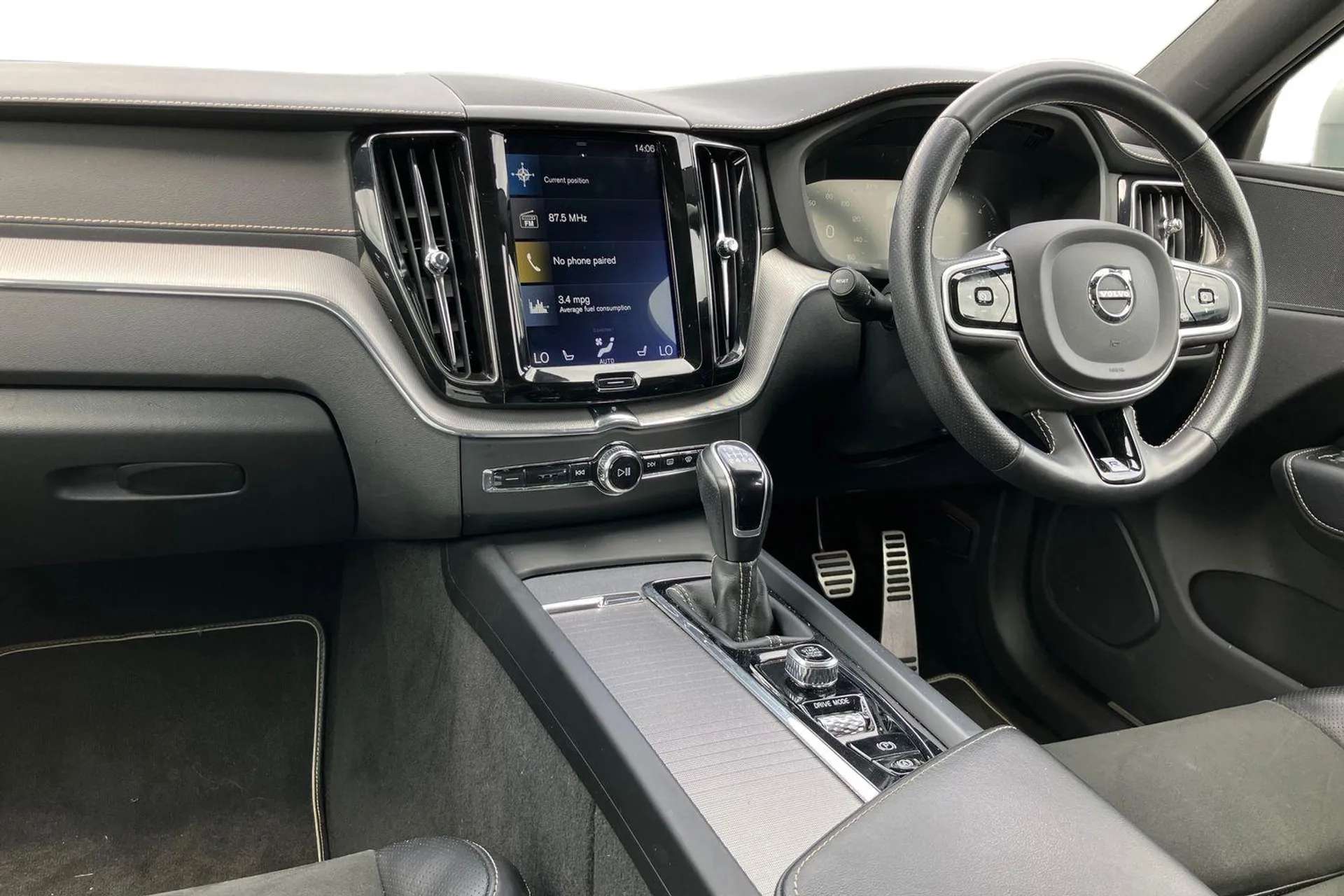 A 2019 VOLVO XC60 2.0 D4 R DESIGN Pro 5dr AWD [22" Diamond Cut Alloys, Blind Spot Information System, 4WD, 71l Fuel Tank, Front collision warning with full auto brake,A A 2019 VOLVO XC60 2.0 D4 R DESIGN Pro 5dr AWD [22" Diamond Cut Alloys, Blind Spot Information System, 4WD, 71l Fuel Tank, Front collision warning with full auto brake,A