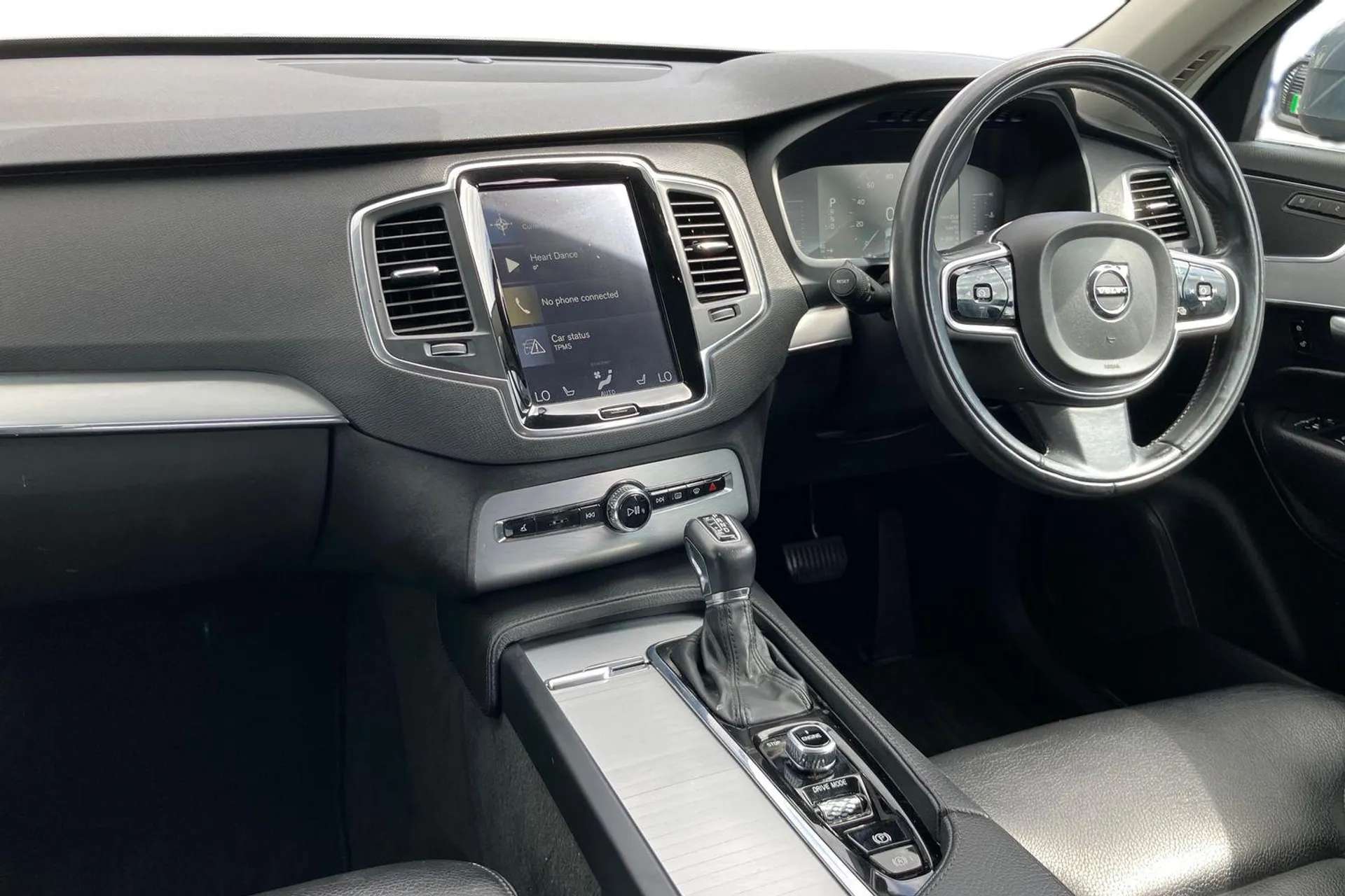 A 2016 VOLVO XC90 2.0 D5 PowerPulse Momentum 5dr AWD Geartronic [ Heated Steering Wheel , Power tailgate , Bluetooth hands free telephone connection , Heated front seat A 2016 VOLVO XC90 2.0 D5 PowerPulse Momentum 5dr AWD Geartronic [ Heated Steering Wheel , Power tailgate , Bluetooth hands free telephone connection , Heated front seat
