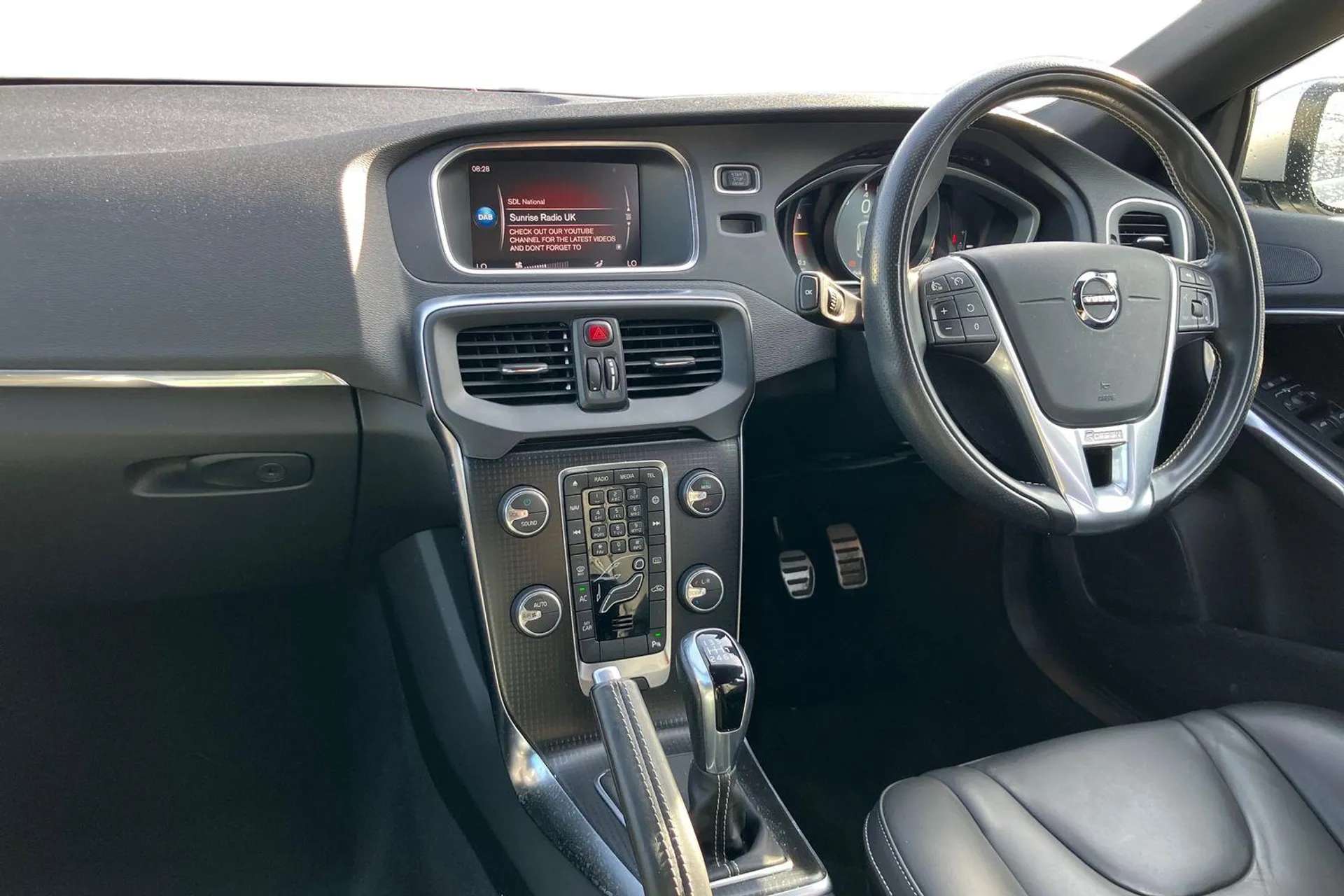 2019 VOLVO V40 2019 VOLVO V40