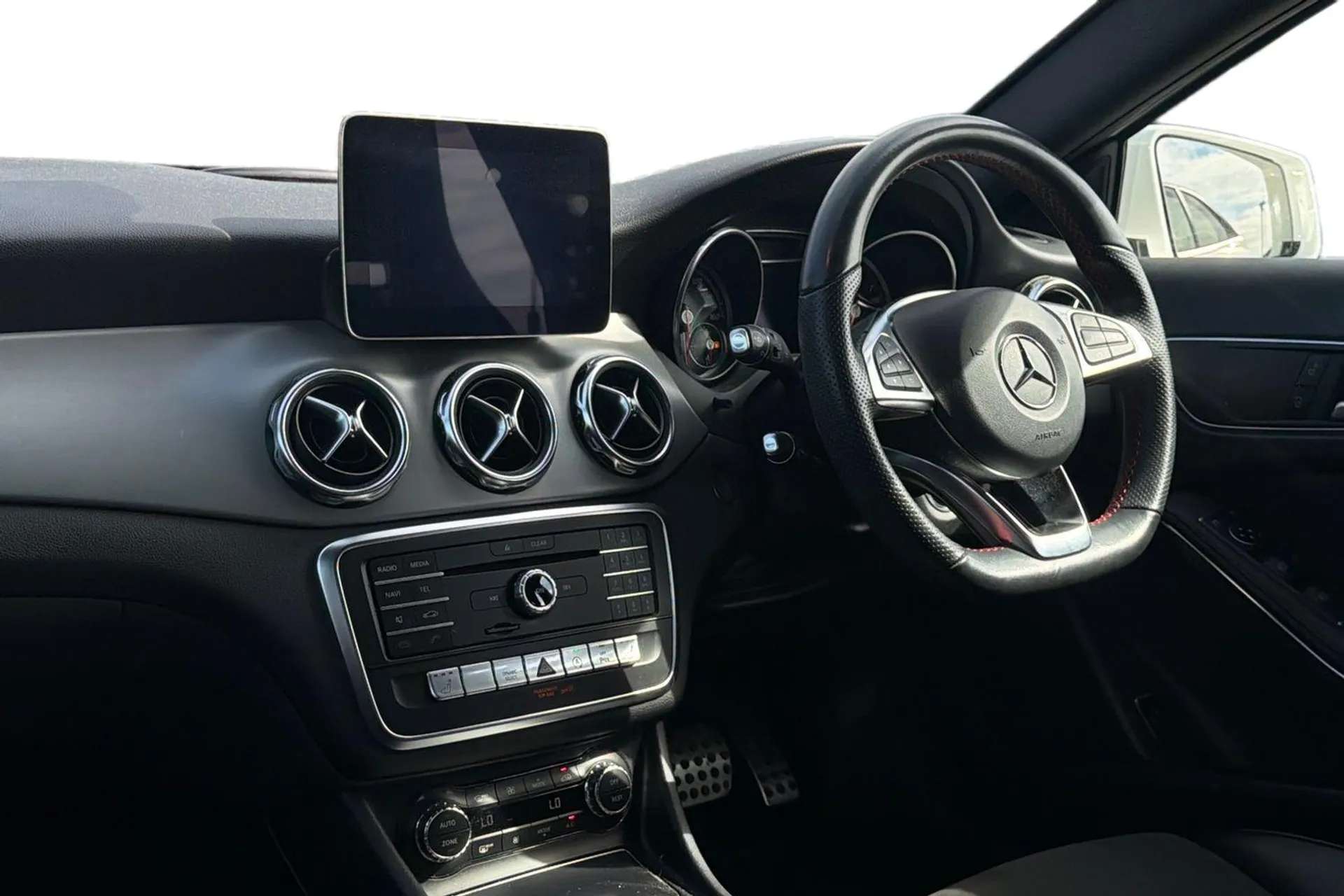 A 2019 MERCEDES-BENZ GLA GLA 180 AMG Line Edition 5dr Auto [Parking pilot with front and rear parking sensor and steering assist, Comfort seat pack - GLA Class, LED high perfo A 2019 MERCEDES-BENZ GLA GLA 180 AMG Line Edition 5dr Auto [Parking pilot with front and rear parking sensor and steering assist, Comfort seat pack - GLA Class, LED high perfo