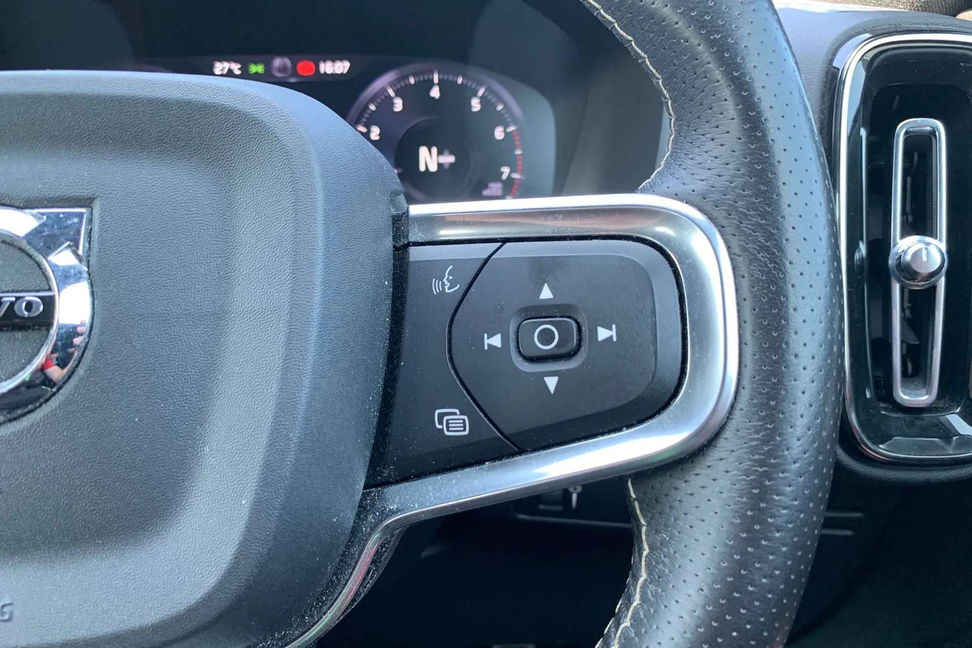2021 VOLVO XC40 2021 VOLVO XC40