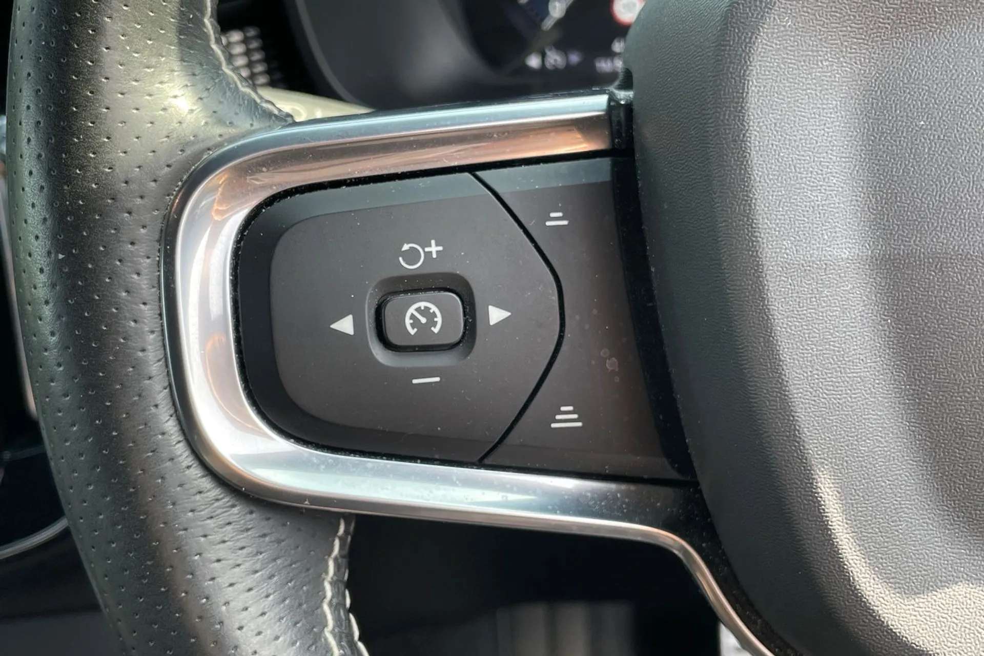 2020 VOLVO XC40 2020 VOLVO XC40