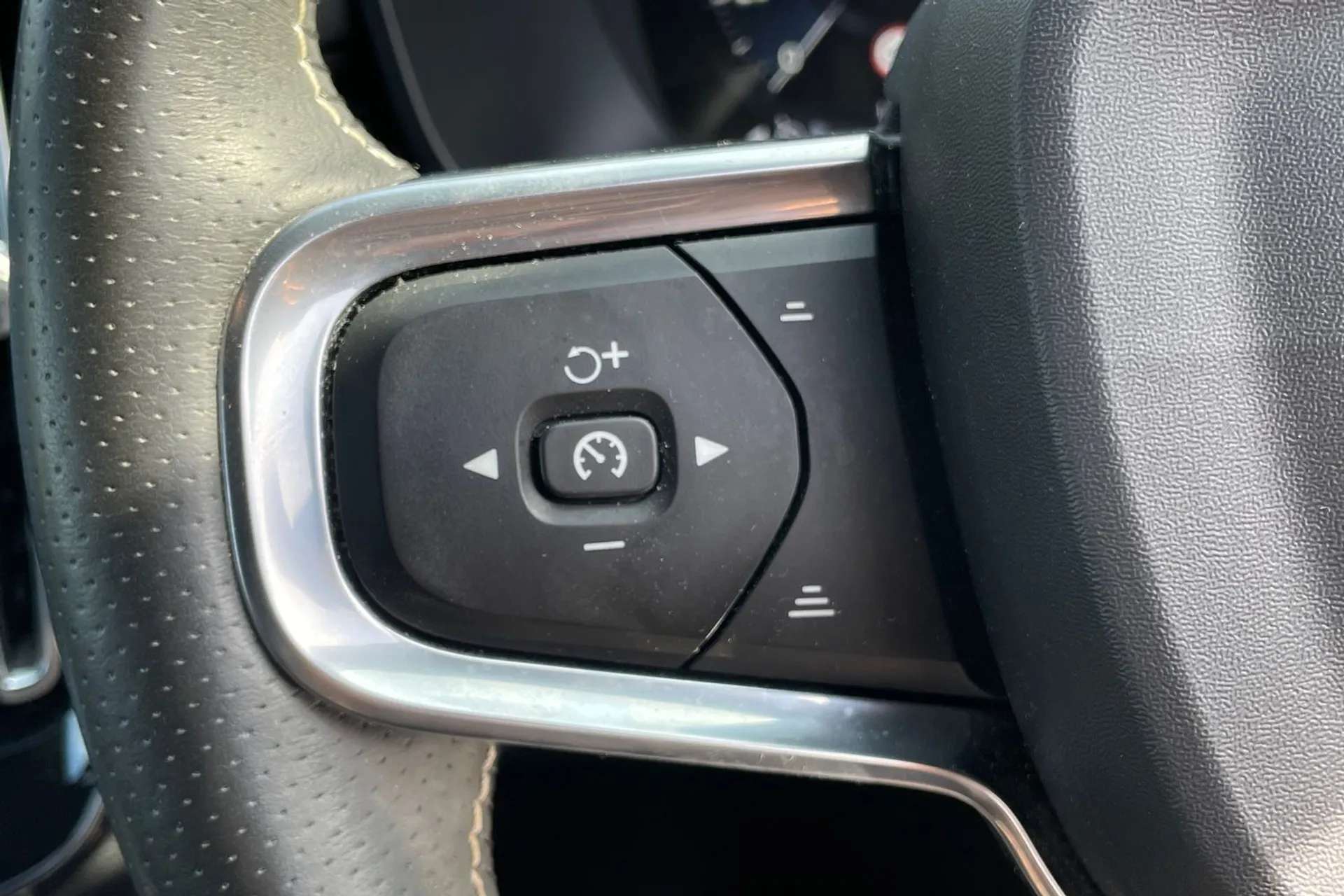 2020 VOLVO XC40 2020 VOLVO XC40