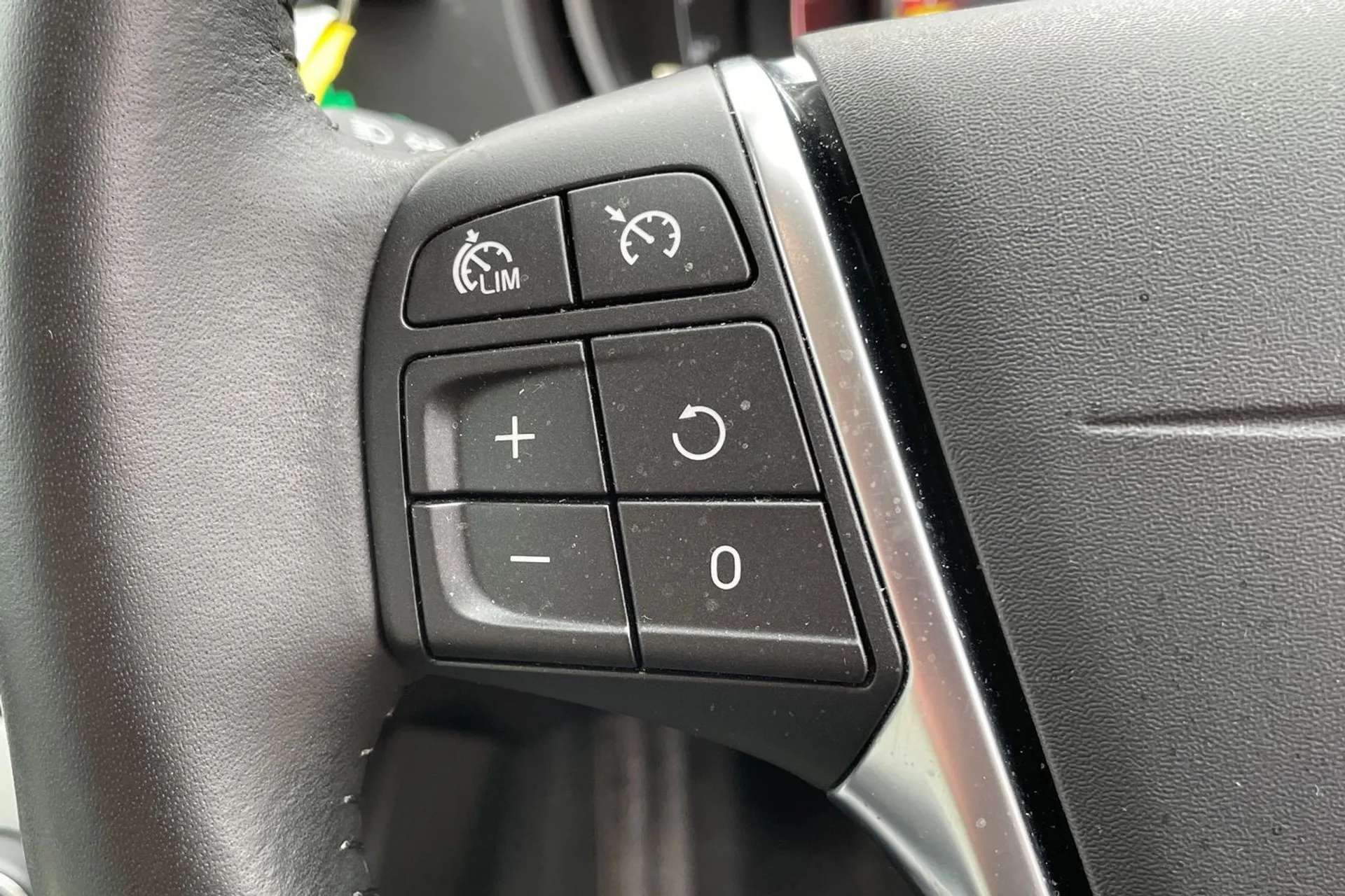 2019 VOLVO V40 2019 VOLVO V40