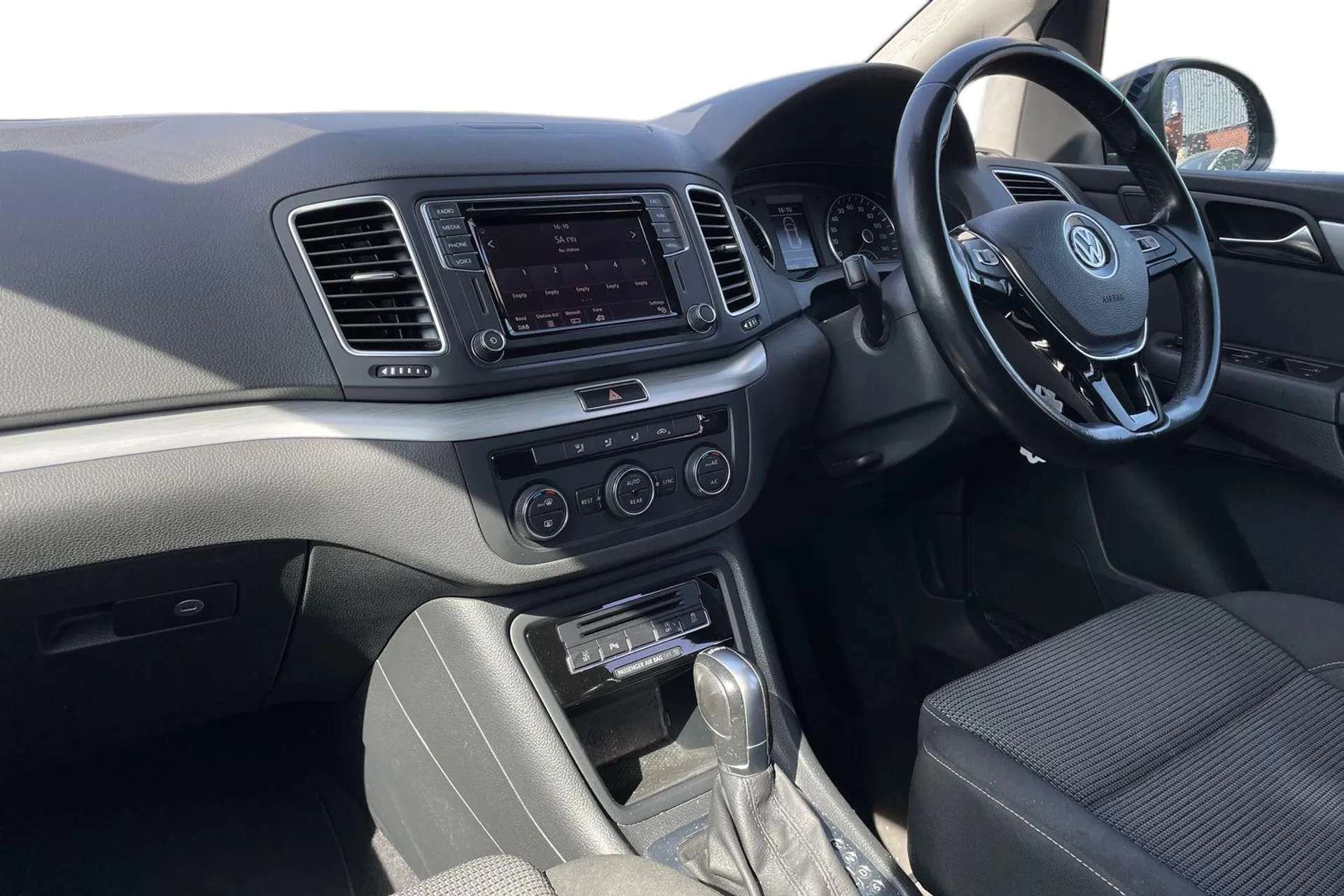 A 2020 VOLKSWAGEN SHARAN 2.0 TDI SCR 150 SE Nav 5dr DSG [ Side scan and radar sensor controlled warning system, Stop/start function, Lane assist and camera controlled warning A 2020 VOLKSWAGEN SHARAN 2.0 TDI SCR 150 SE Nav 5dr DSG [ Side scan and radar sensor controlled warning system, Stop/start function, Lane assist and camera controlled warning