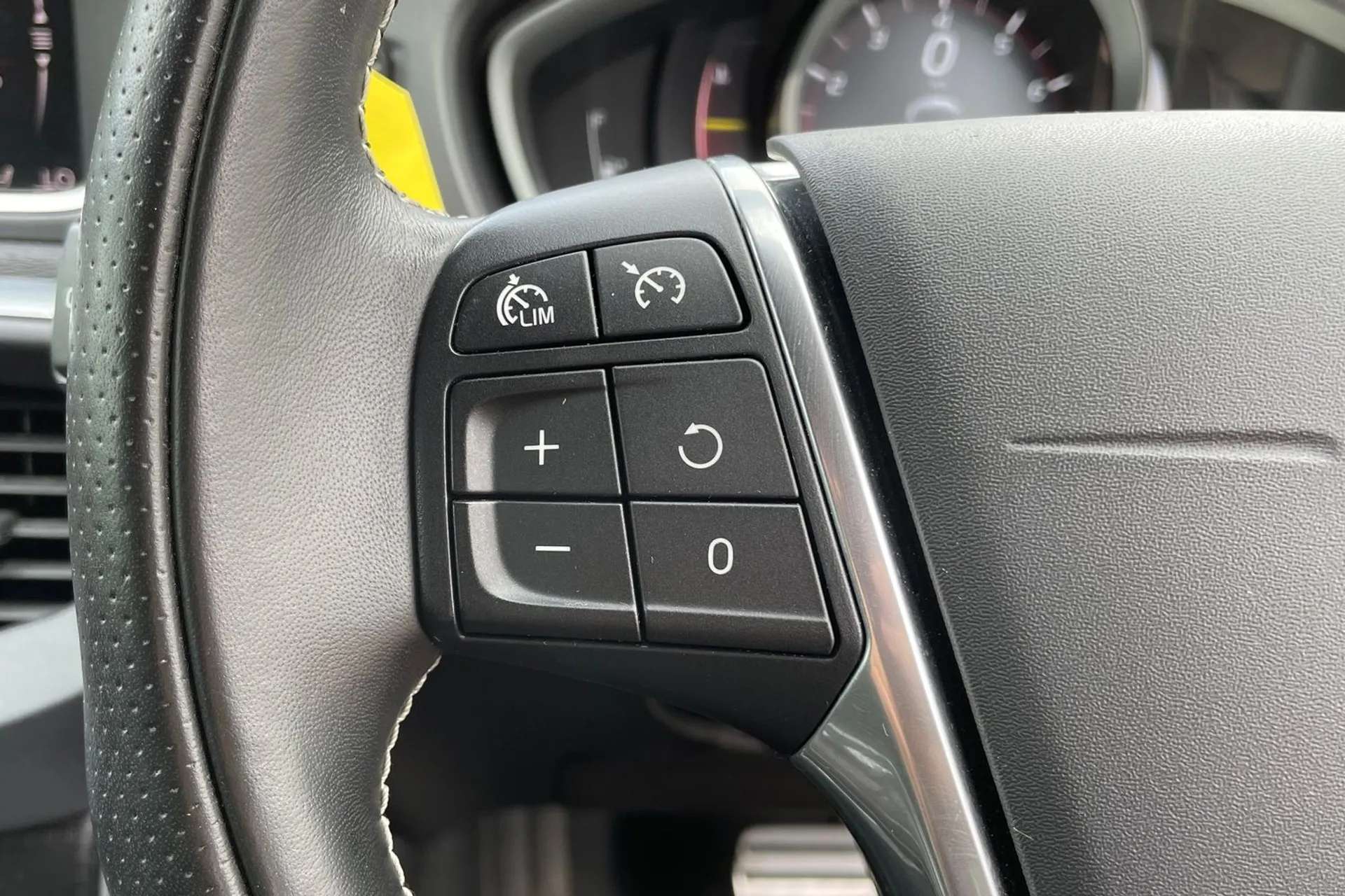 2017 VOLVO V40 2017 VOLVO V40