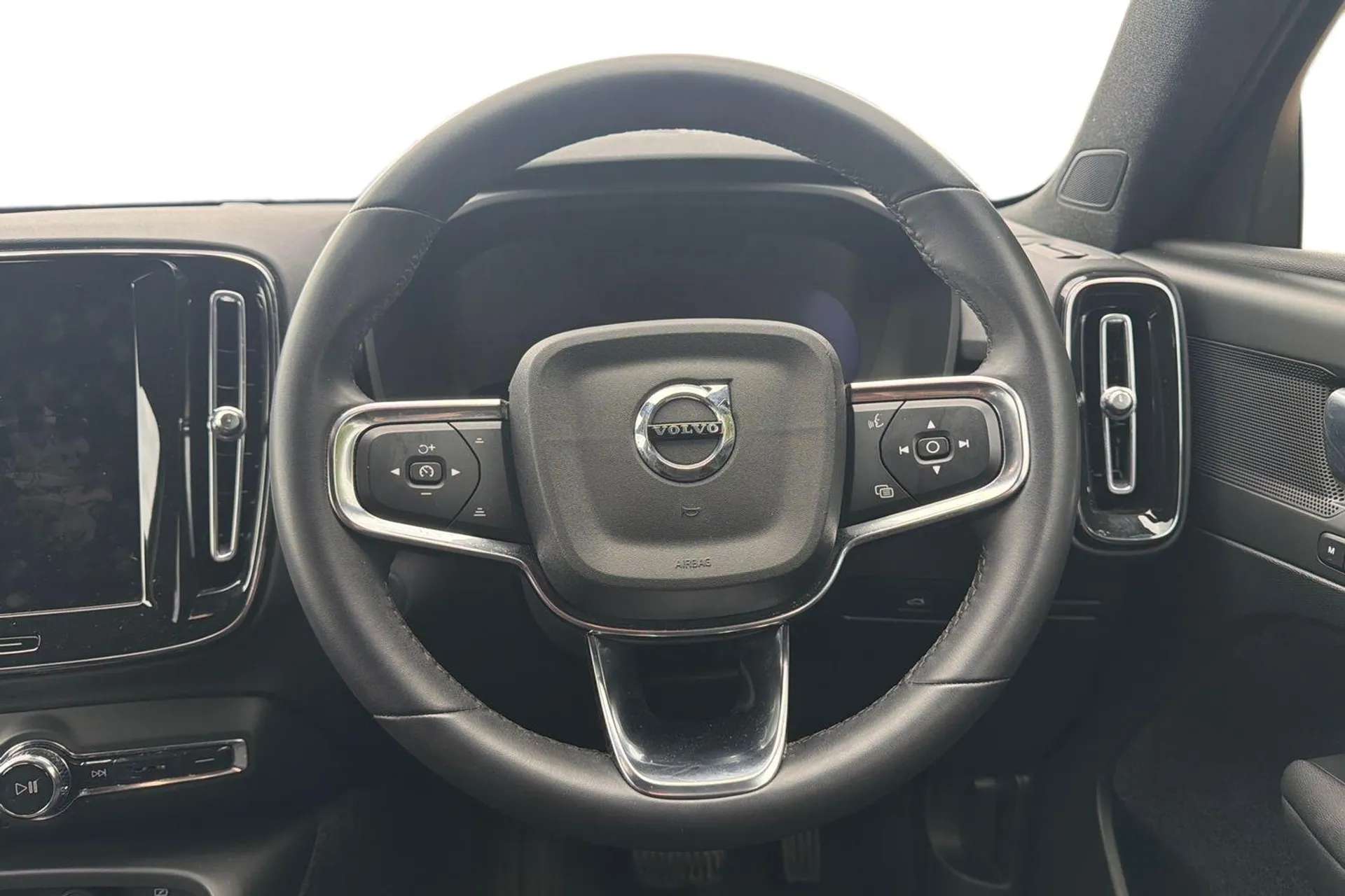 2023 VOLVO XC40 2023 VOLVO XC40