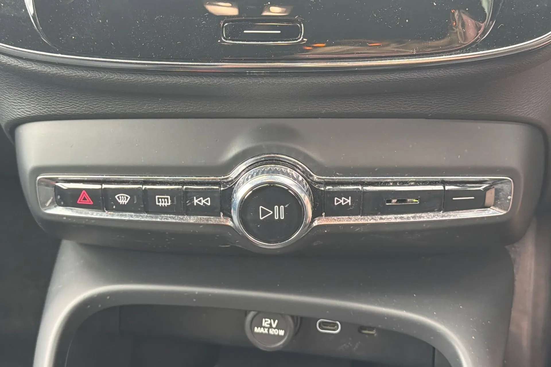 2023 VOLVO XC40 2023 VOLVO XC40