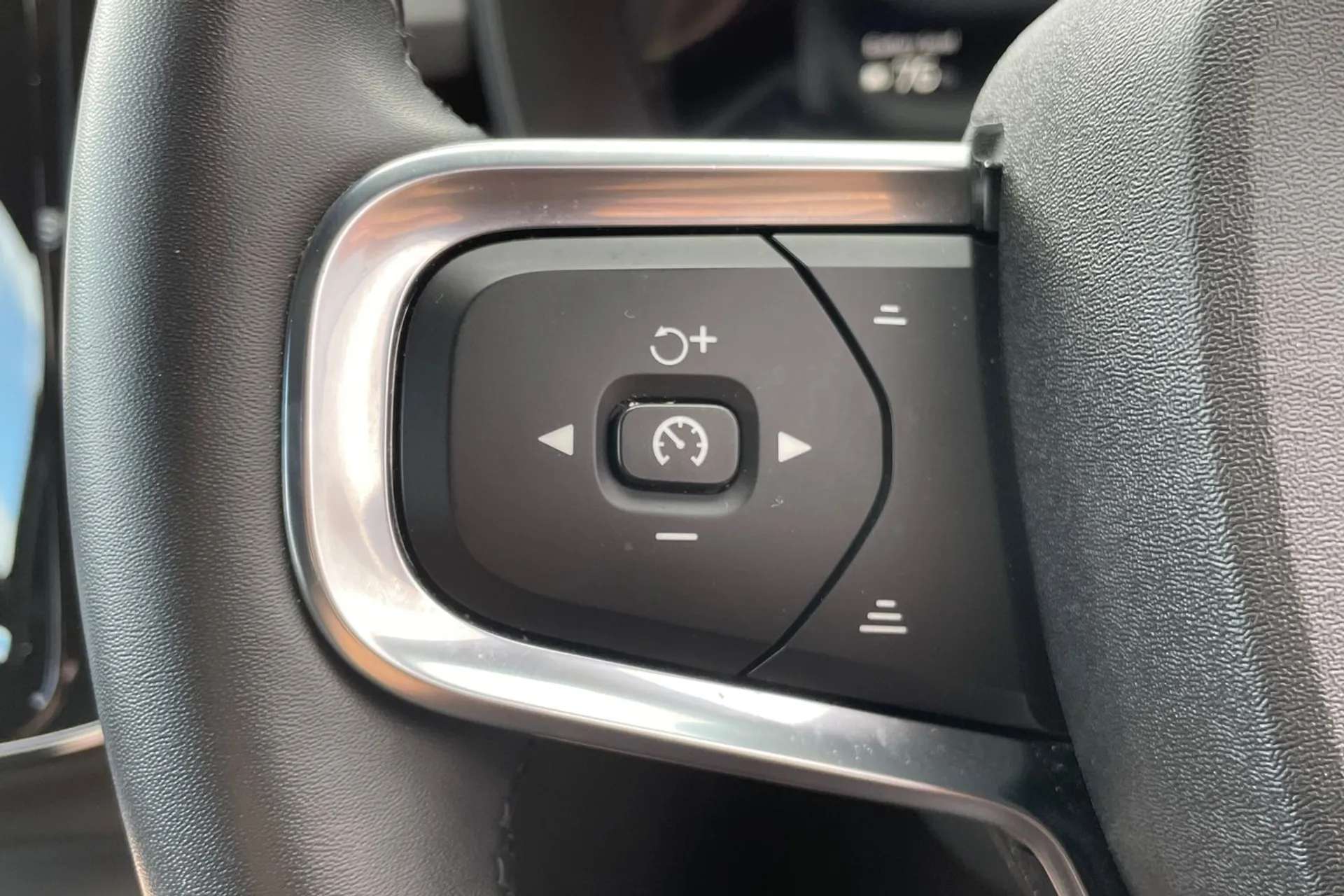 2023 VOLVO XC40 2023 VOLVO XC40