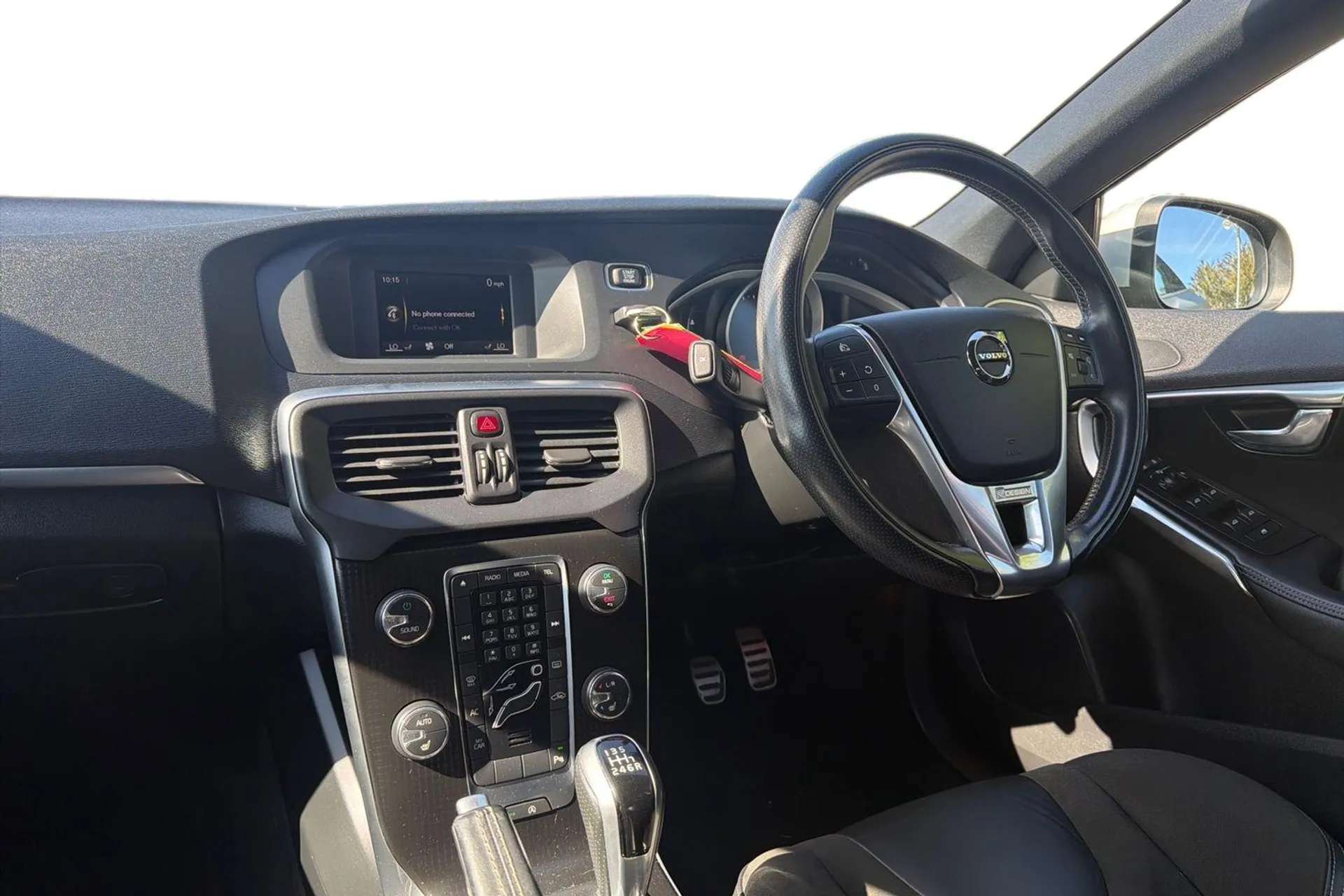 2017 VOLVO V40 2017 VOLVO V40