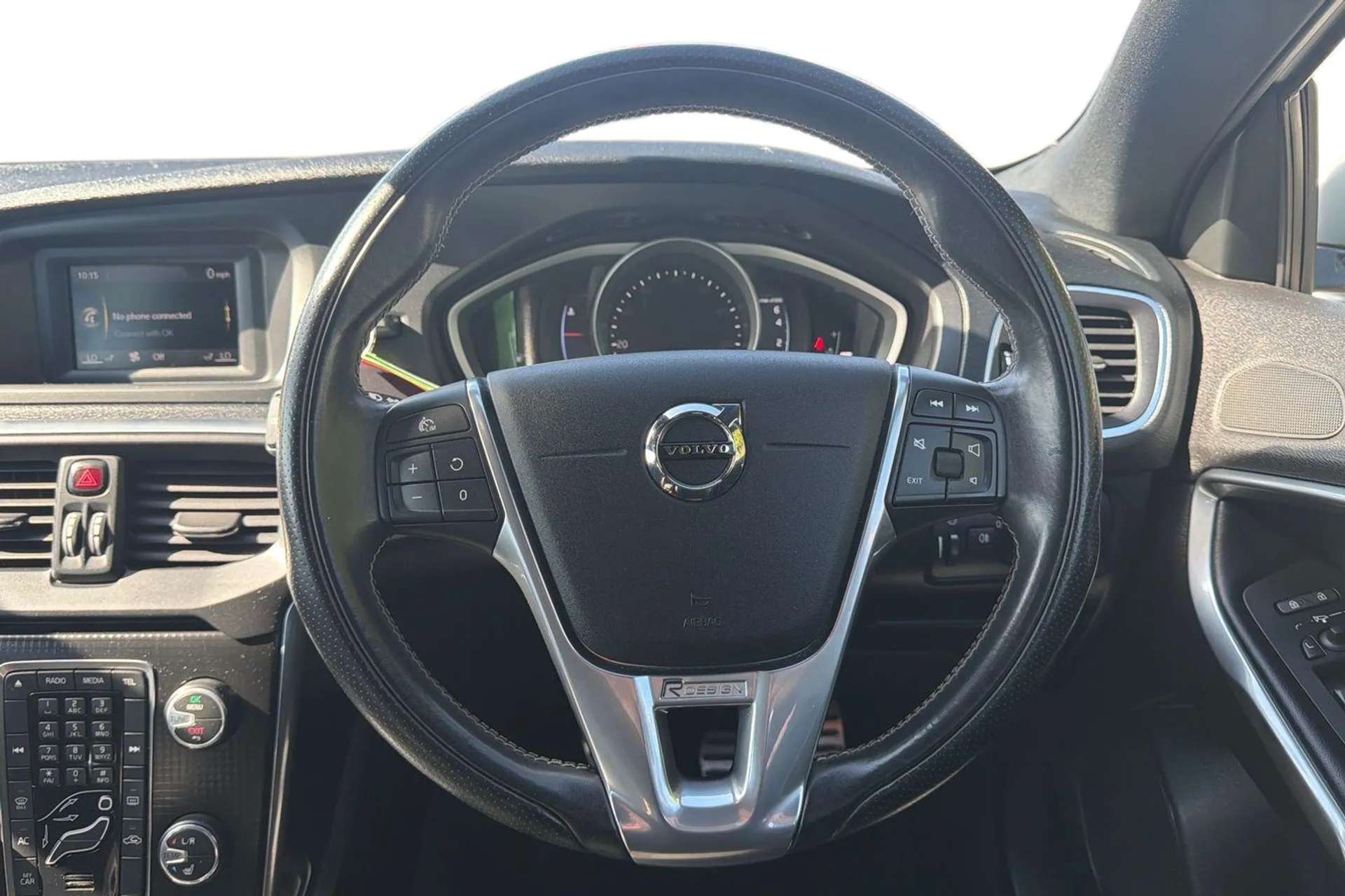 2017 VOLVO V40 2017 VOLVO V40