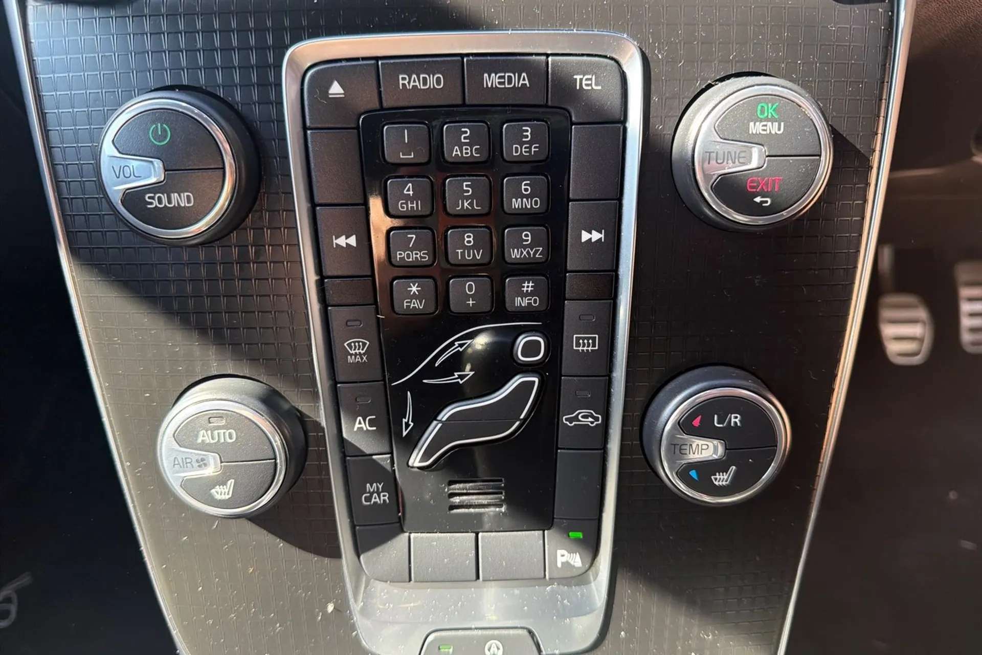 2017 VOLVO V40 2017 VOLVO V40